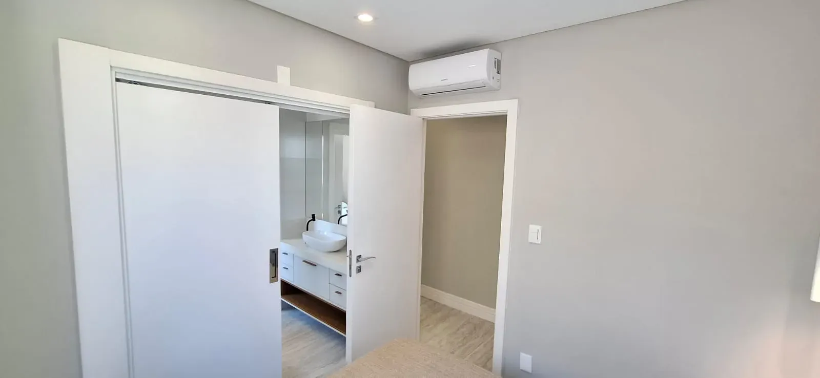 Apartamento com 4 dormitórios sendo 2 suítes e 2 vagas de garagem em Governador Celso Ramos/SC