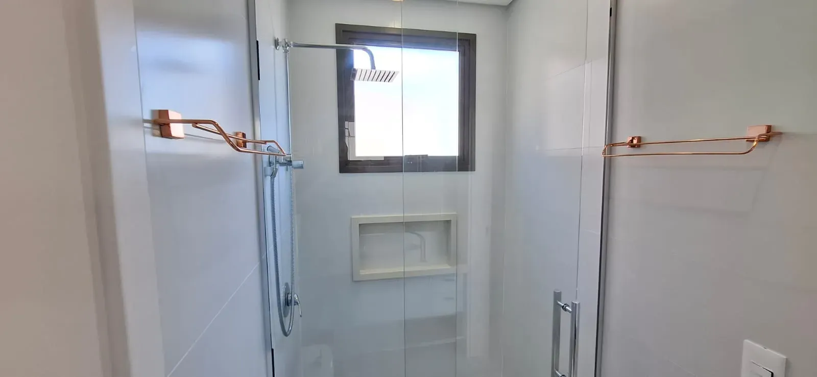 Apartamento com 4 dormitórios sendo 2 suítes e 2 vagas de garagem em Governador Celso Ramos/SC