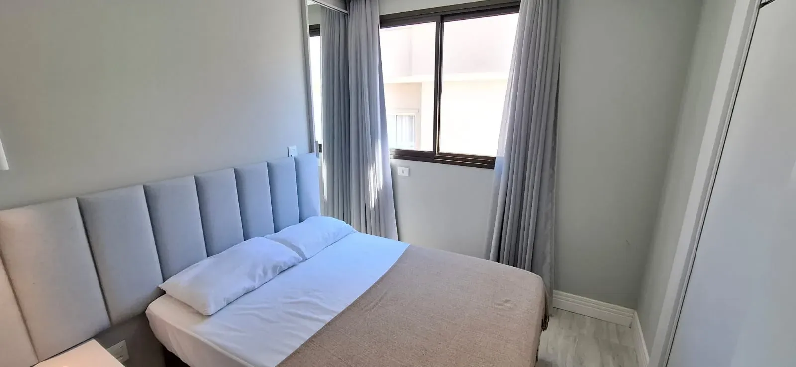 Apartamento com 4 dormitórios sendo 2 suítes e 2 vagas de garagem em Governador Celso Ramos/SC