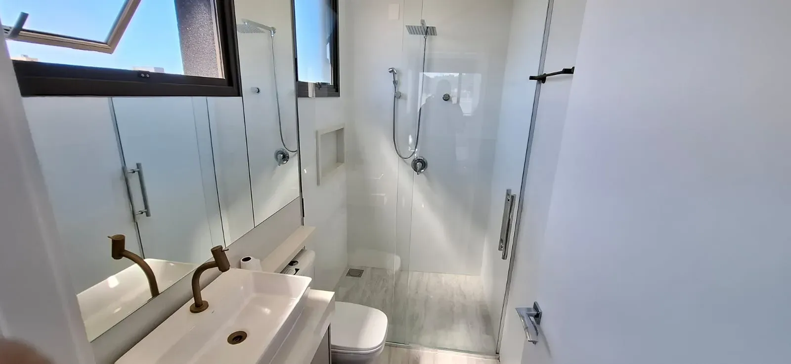 Apartamento com 4 dormitórios sendo 2 suítes e 2 vagas de garagem em Governador Celso Ramos/SC