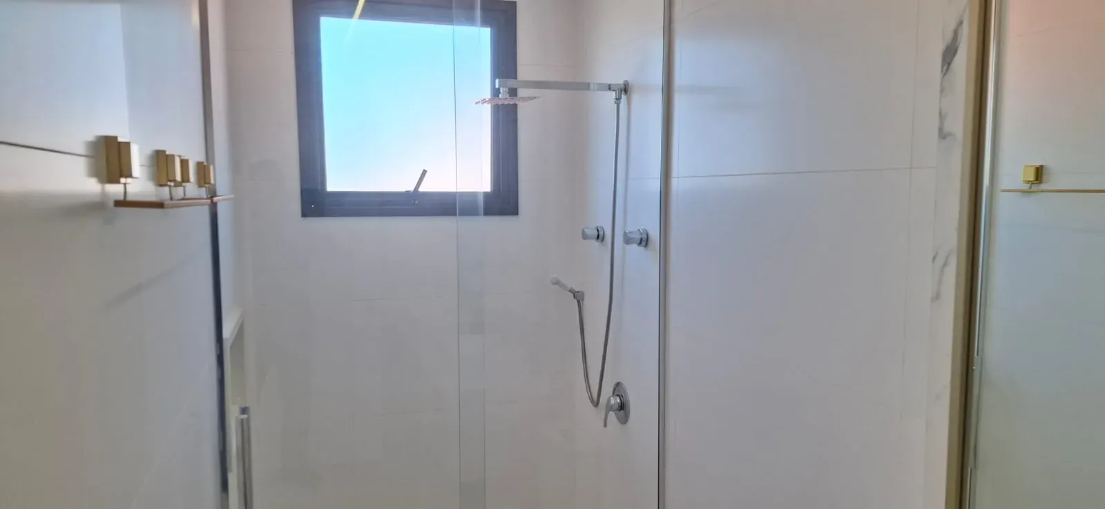 Apartamento com 4 dormitórios sendo 2 suítes e 2 vagas de garagem em Governador Celso Ramos/SC