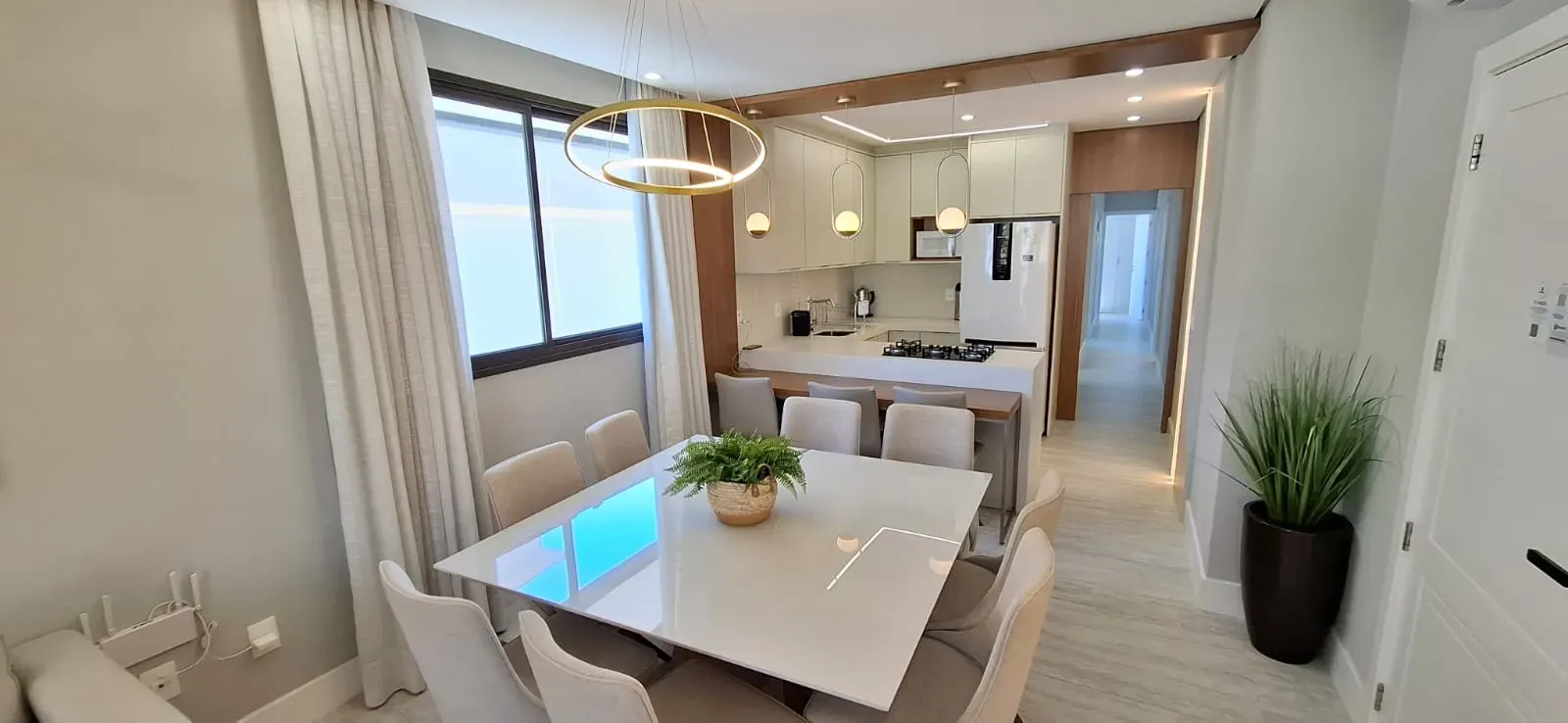 Apartamento com 4 dormitórios sendo 2 suítes e 2 vagas de garagem em Governador Celso Ramos/SC