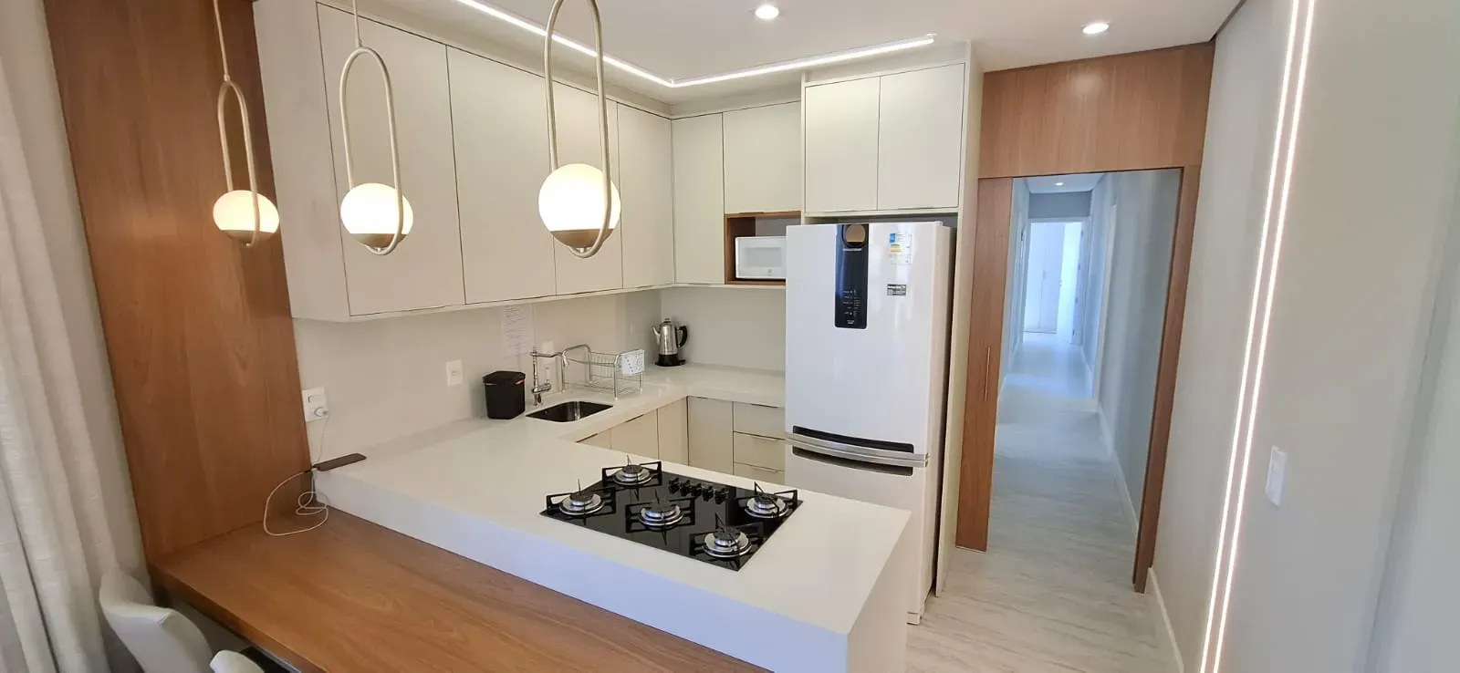 Apartamento com 4 dormitórios sendo 2 suítes e 2 vagas de garagem em Governador Celso Ramos/SC