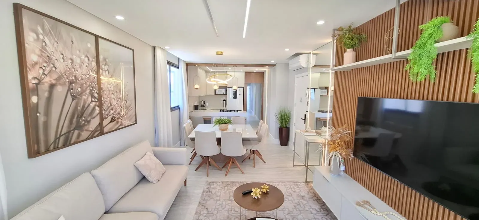 Apartamento com 4 dormitórios sendo 2 suítes e 2 vagas de garagem em Governador Celso Ramos/SC