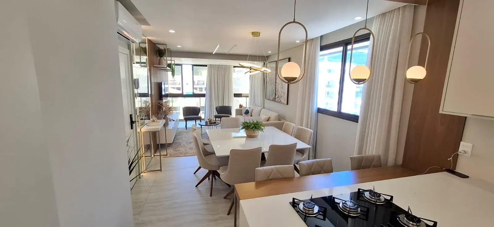 Apartamento com 4 dormitórios sendo 2 suítes e 2 vagas de garagem em Governador Celso Ramos/SC