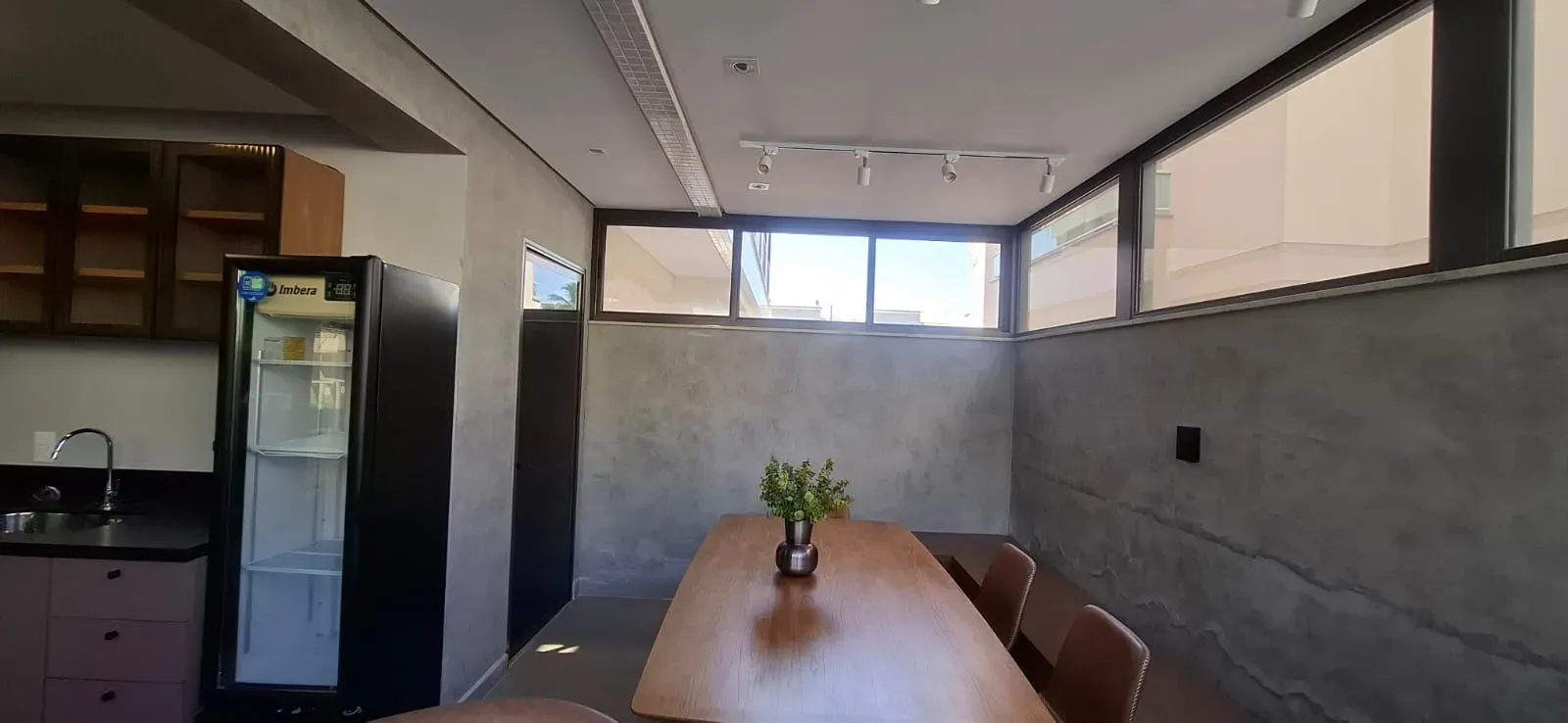 Apartamento com 4 dormitórios sendo 2 suítes e 2 vagas de garagem em Governador Celso Ramos/SC