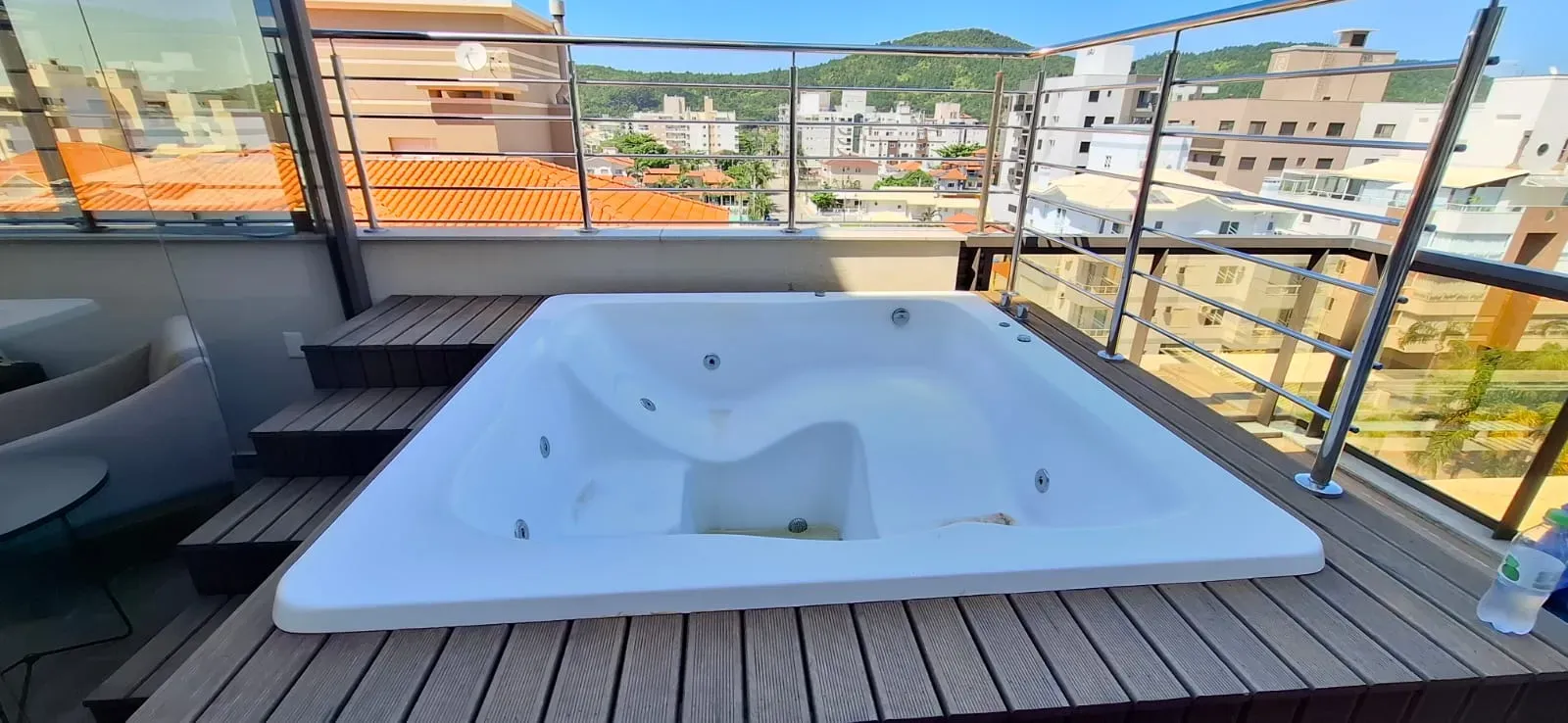 Apartamento com 4 dormitórios sendo 2 suítes e 2 vagas de garagem em Governador Celso Ramos/SC