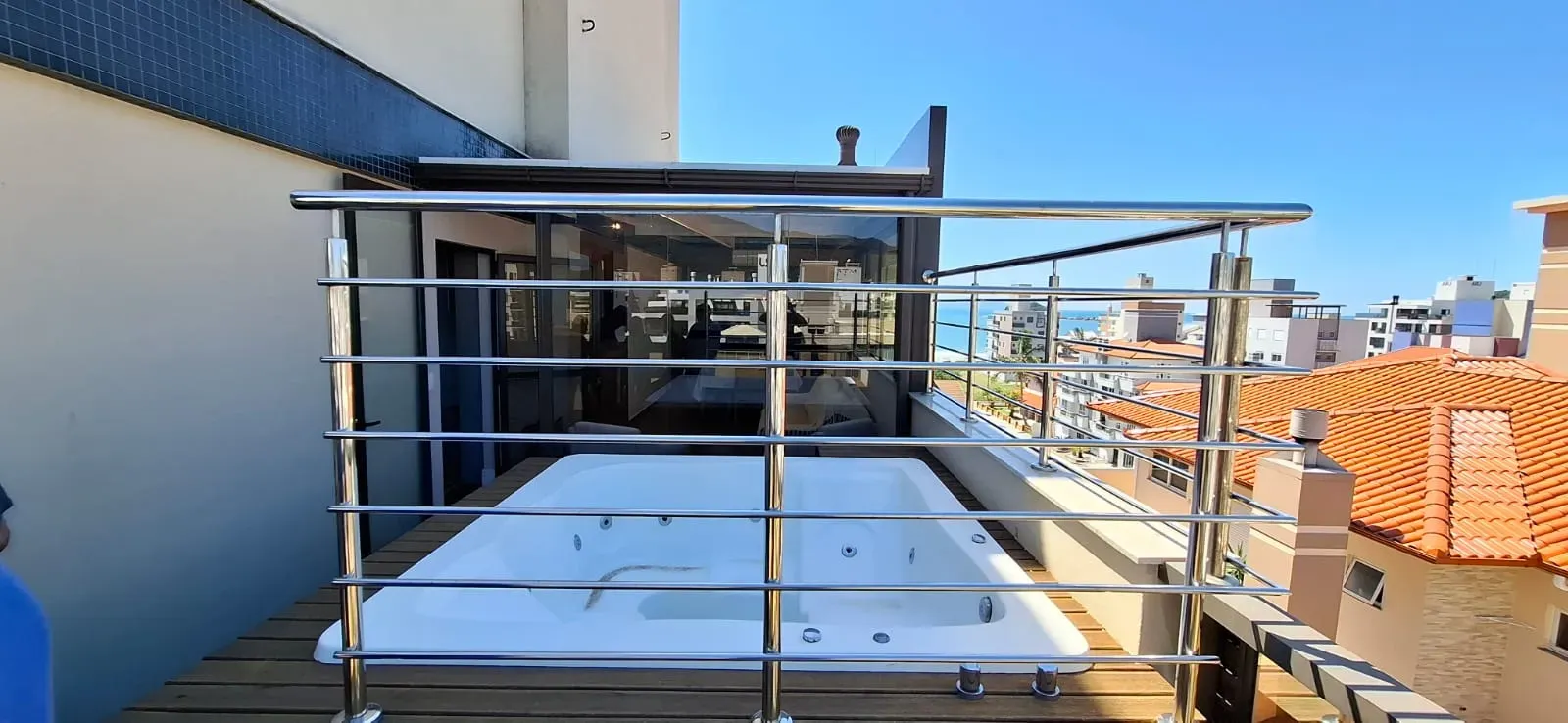 Apartamento com 4 dormitórios sendo 2 suítes e 2 vagas de garagem em Governador Celso Ramos/SC