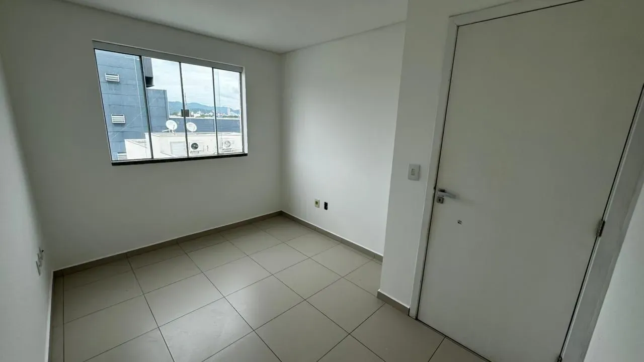 Apartamento com 2 dormitórios sendo 1 suíte e 1 vaga de garagem em Balneário Camboriú/SC