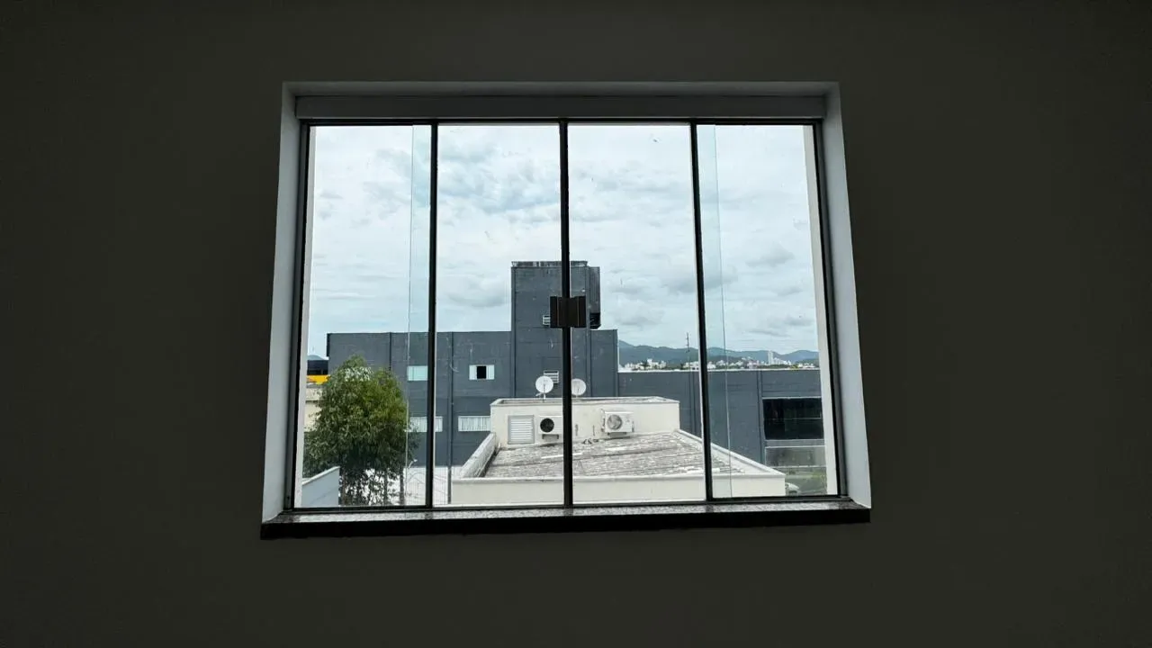 Apartamento com 2 dormitórios sendo 1 suíte e 1 vaga de garagem em Balneário Camboriú/SC