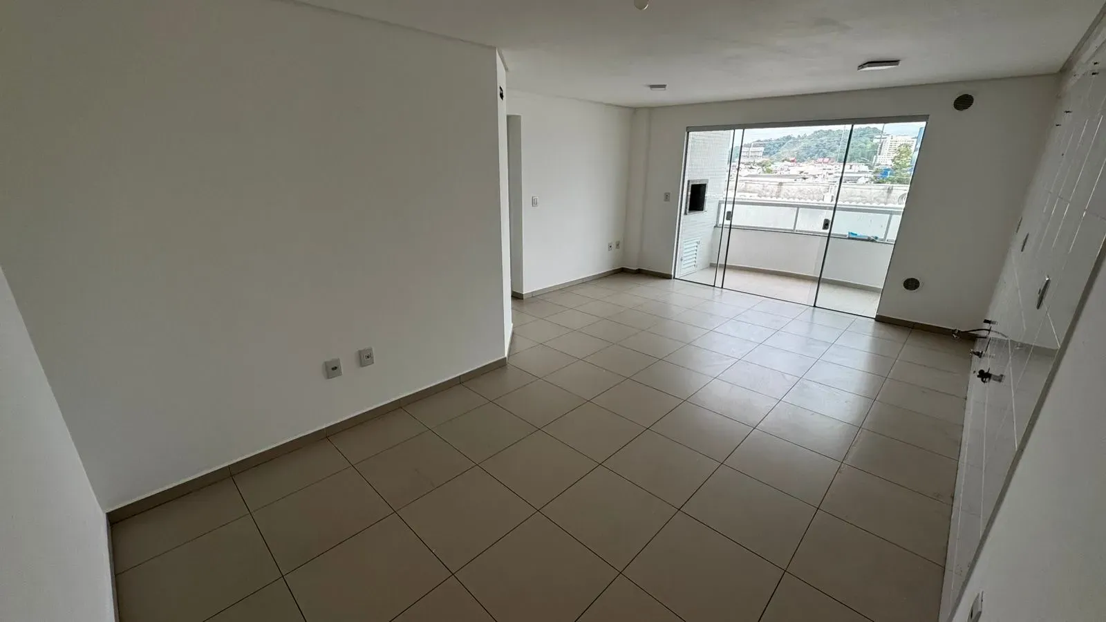 Apartamento com 2 dormitórios sendo 1 suíte e 1 vaga de garagem em Balneário Camboriú/SC