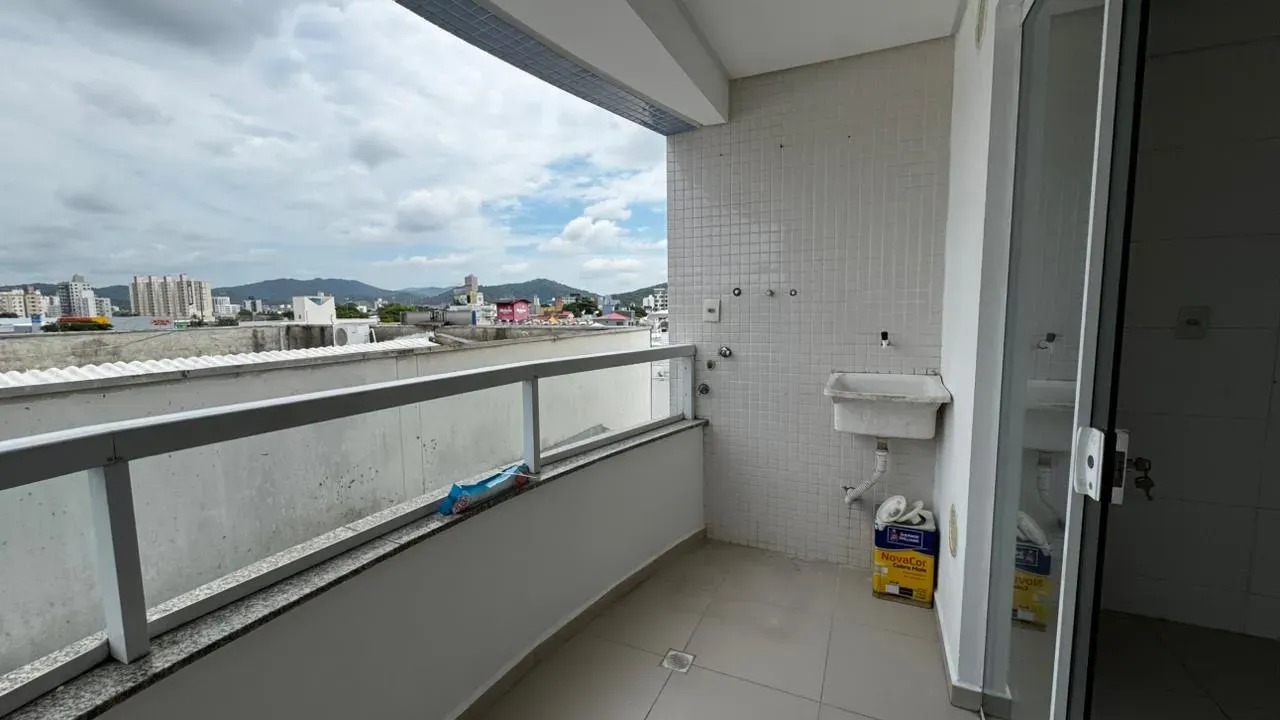 Apartamento com 2 dormitórios sendo 1 suíte e 1 vaga de garagem em Balneário Camboriú/SC