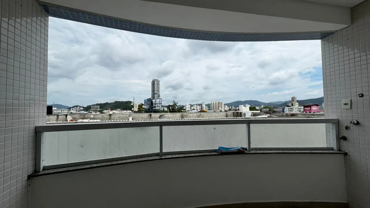 Apartamento com 2 dormitórios sendo 1 suíte e 1 vaga de garagem em Balneário Camboriú/SC