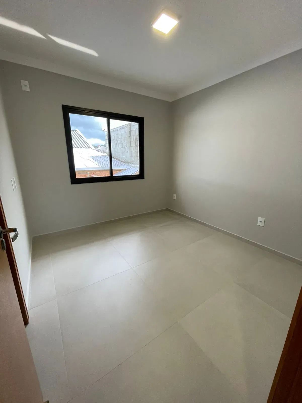 Casa com 2 dormitórios sendo 2 suítes e 2 vagas de garagem em Palhoça/SC