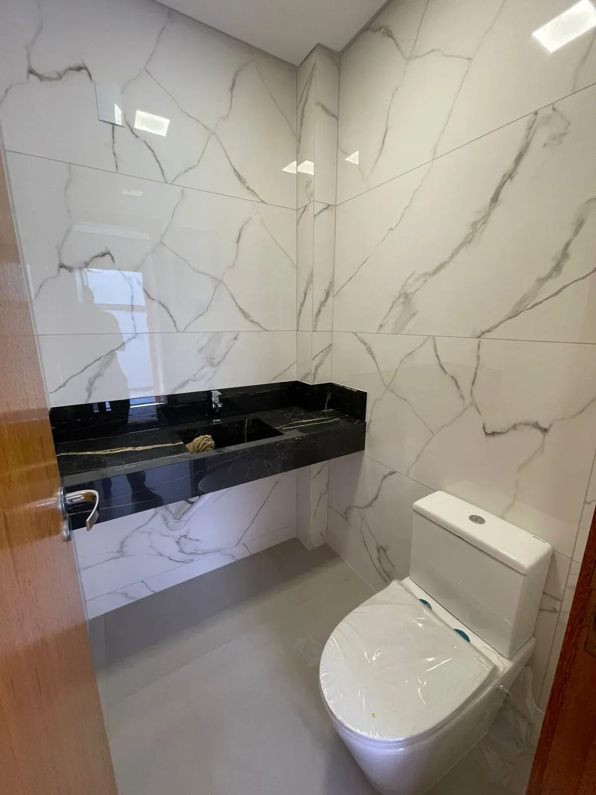 Casa com 2 dormitórios sendo 2 suítes e 2 vagas de garagem em Palhoça/SC