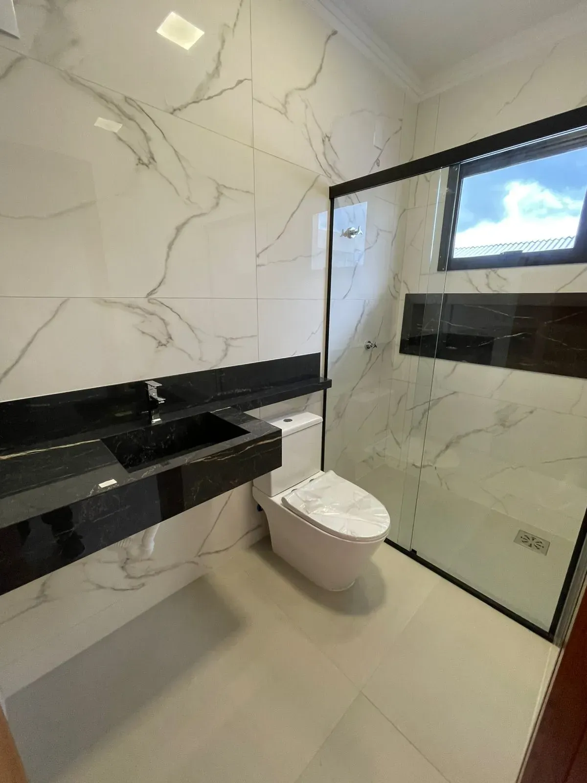 Casa com 2 dormitórios sendo 2 suítes e 2 vagas de garagem em Palhoça/SC