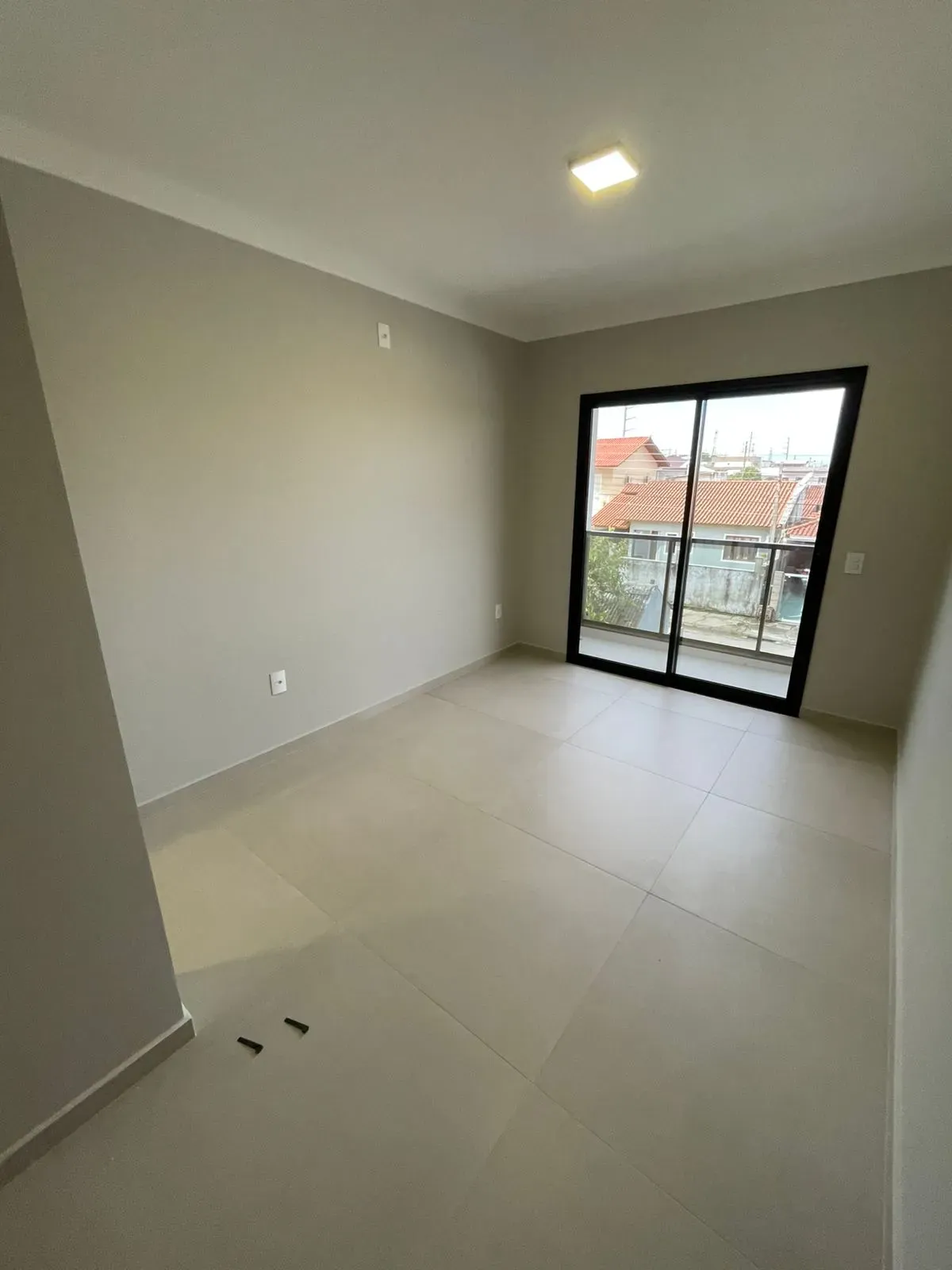 Casa com 2 dormitórios sendo 2 suítes e 2 vagas de garagem em Palhoça/SC