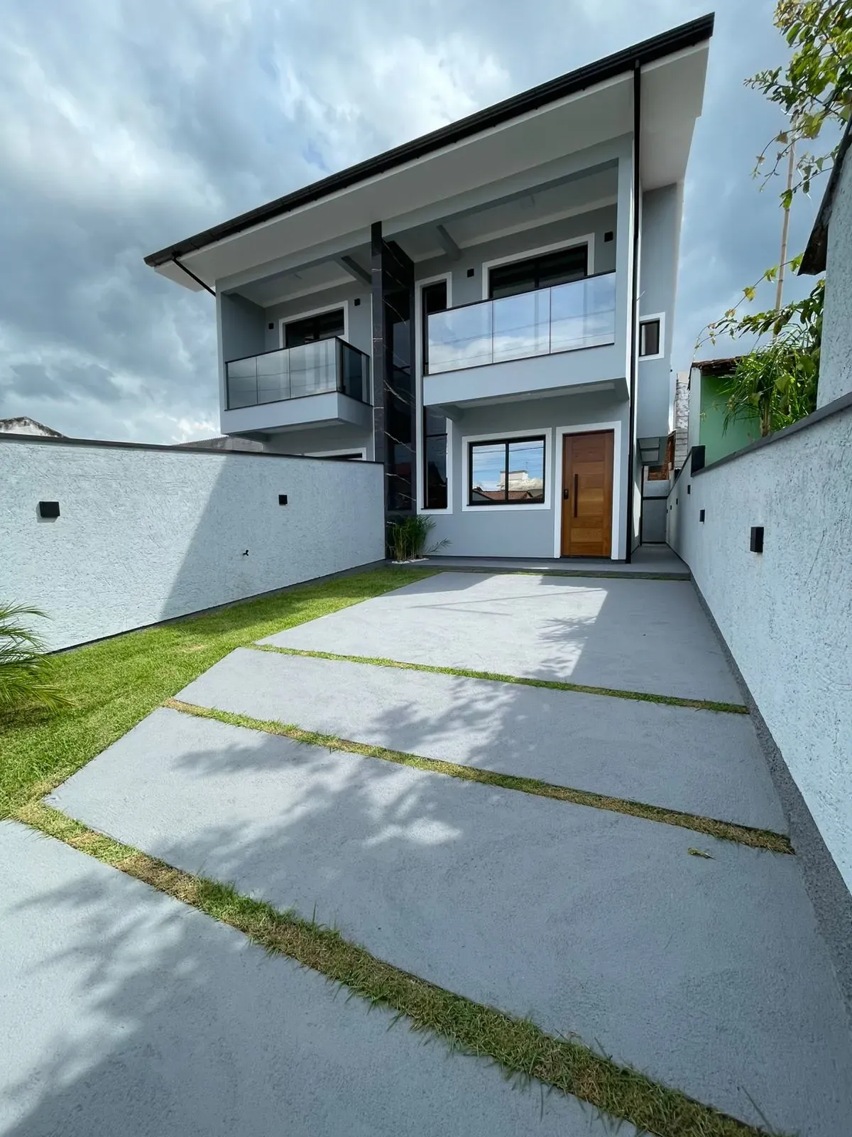 Casa com 2 dormitórios sendo 2 suítes e 2 vagas de garagem em Palhoça/SC