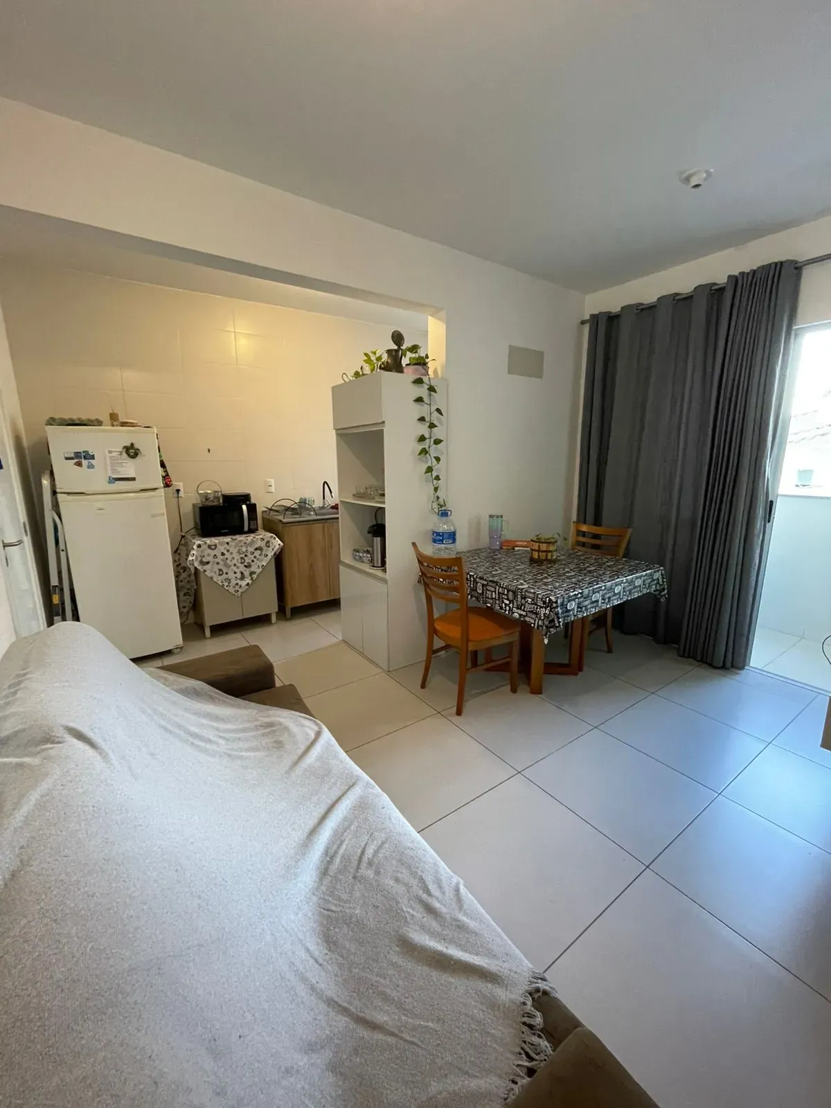 Apartamento com 2 dormitórios e 1 vaga de garagem em Palhoça/SC