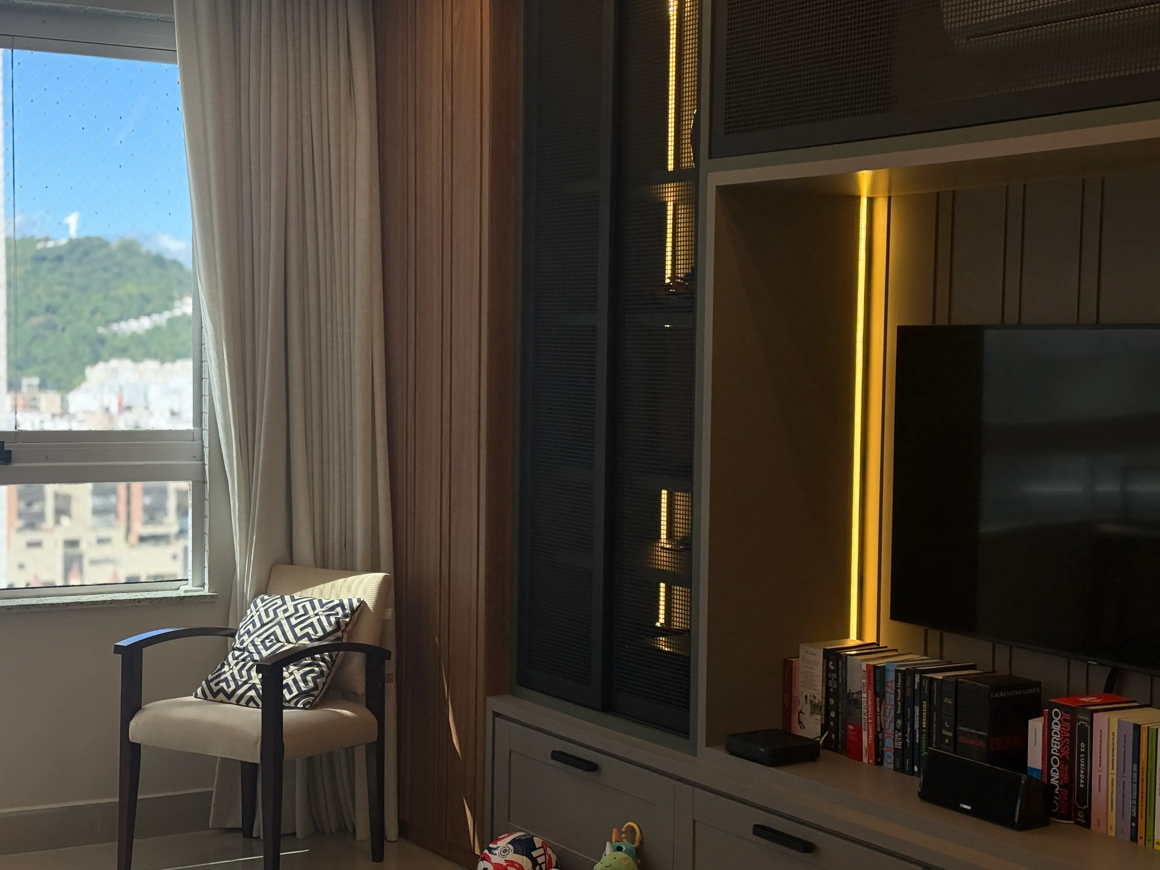 Apartamento com 3 dormitórios sendo 3 suítes e 3 vagas de garagem em Balneário Camboriú/SC