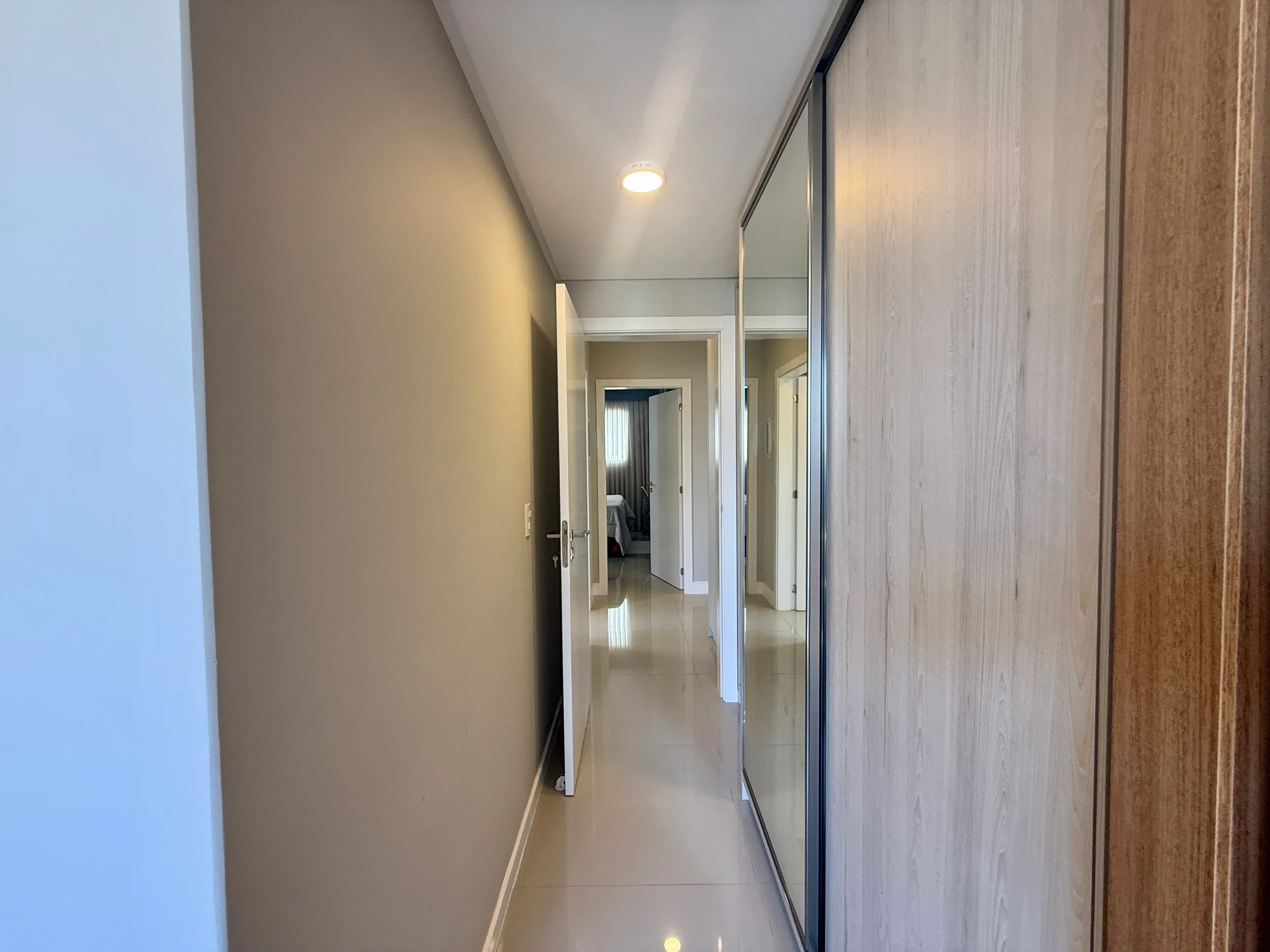 Apartamento com 3 dormitórios sendo 3 suítes e 3 vagas de garagem em Balneário Camboriú/SC