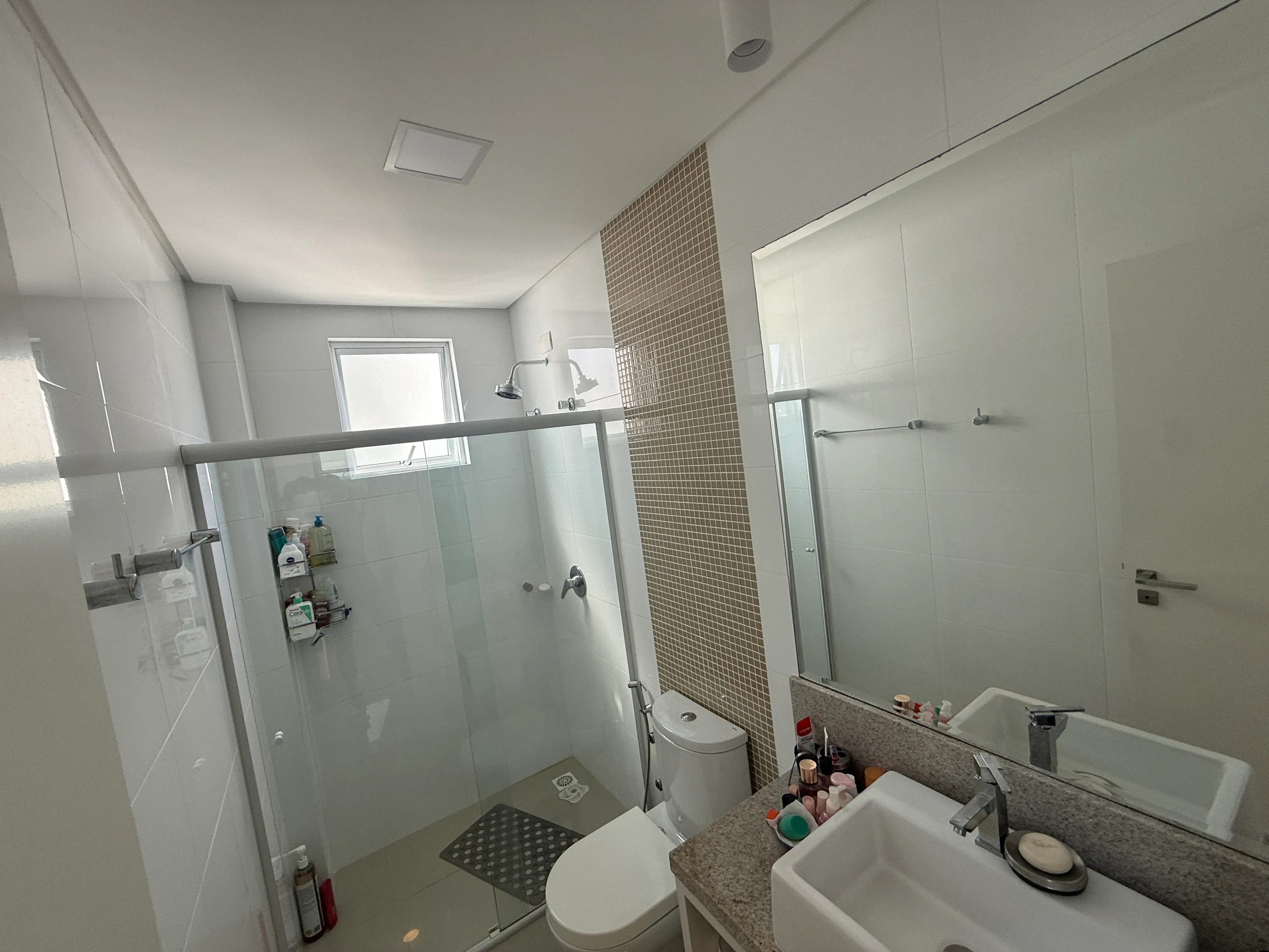 Apartamento com 3 dormitórios sendo 3 suítes e 3 vagas de garagem em Balneário Camboriú/SC