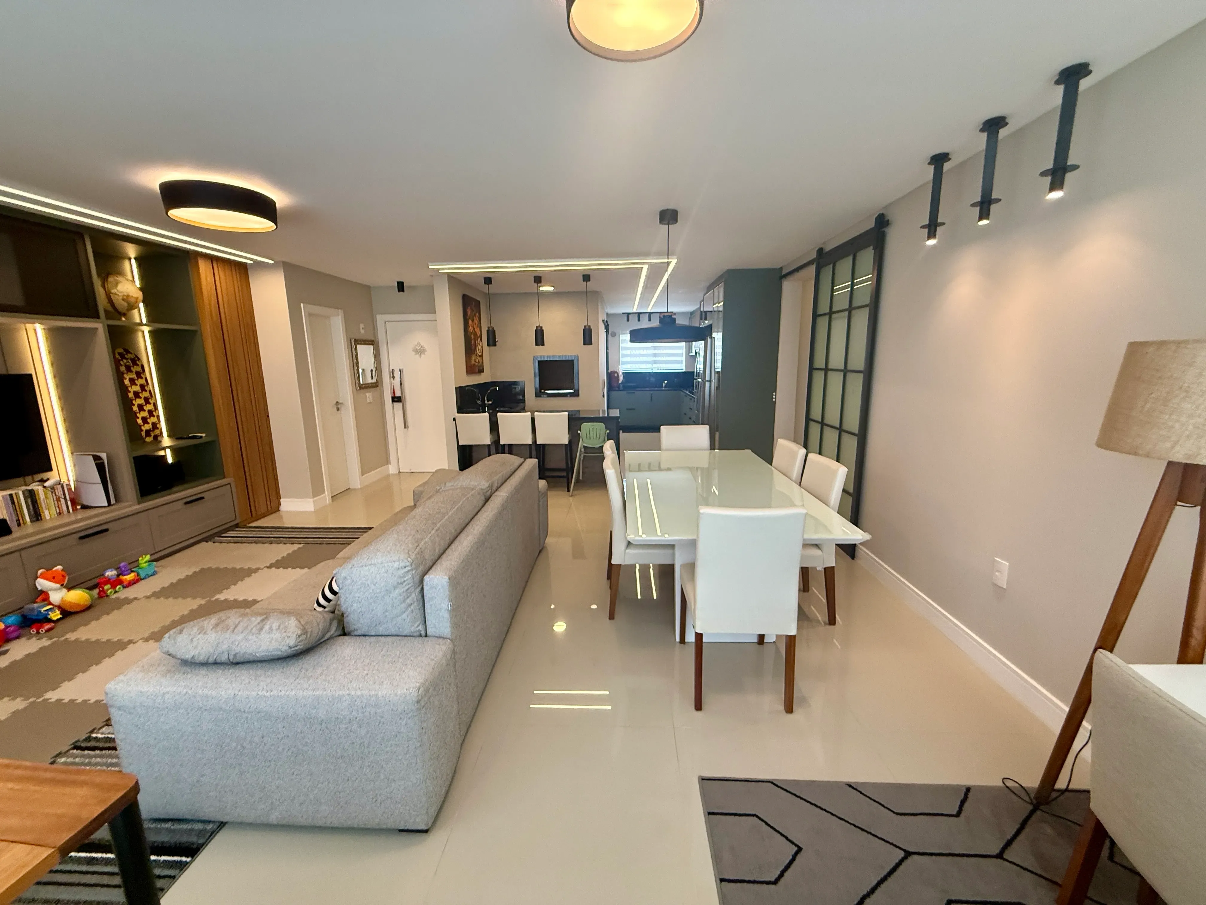 Apartamento com 3 dormitórios sendo 3 suítes e 3 vagas de garagem em Balneário Camboriú/SC