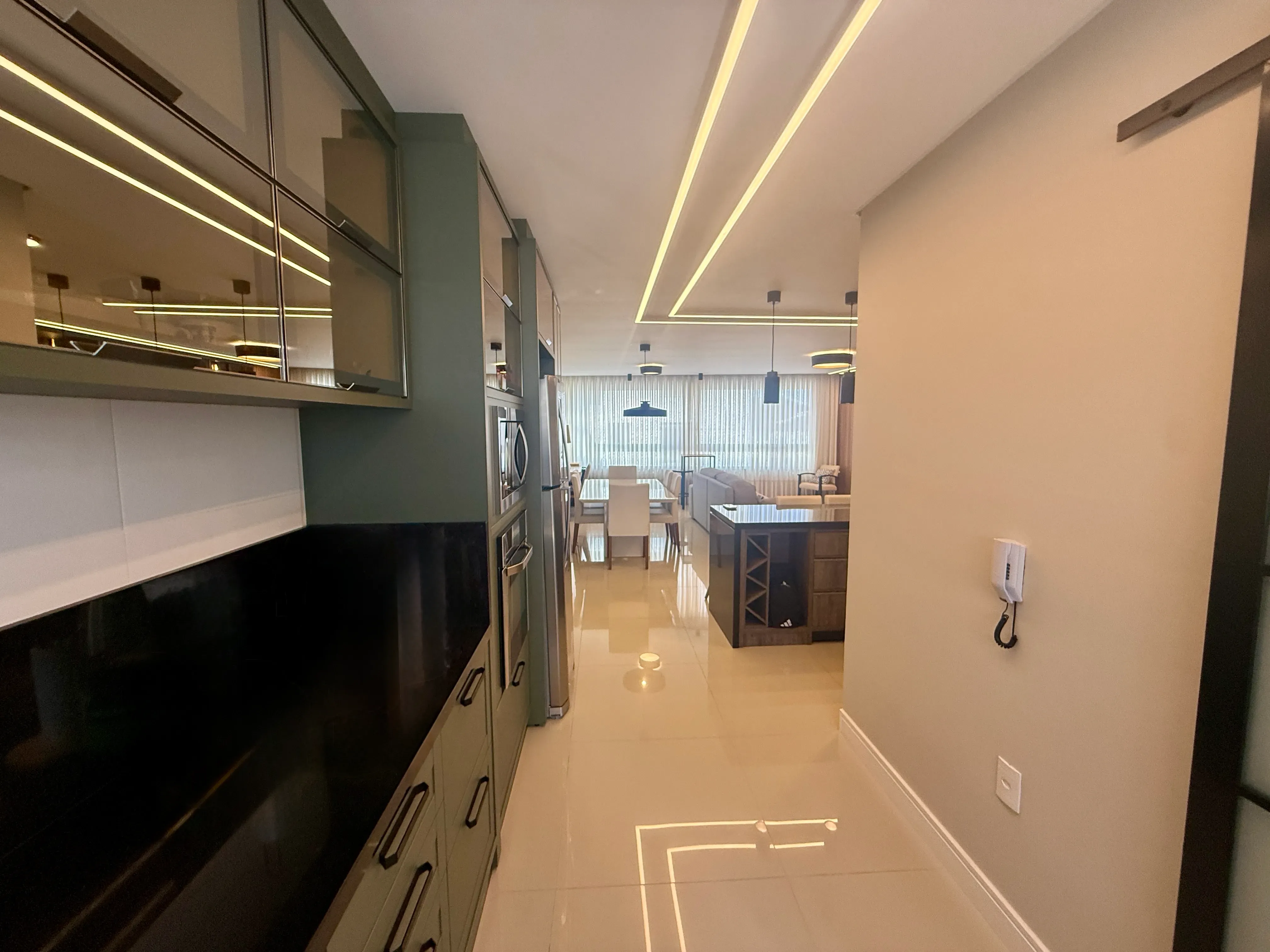 Apartamento com 3 dormitórios sendo 3 suítes e 3 vagas de garagem em Balneário Camboriú/SC