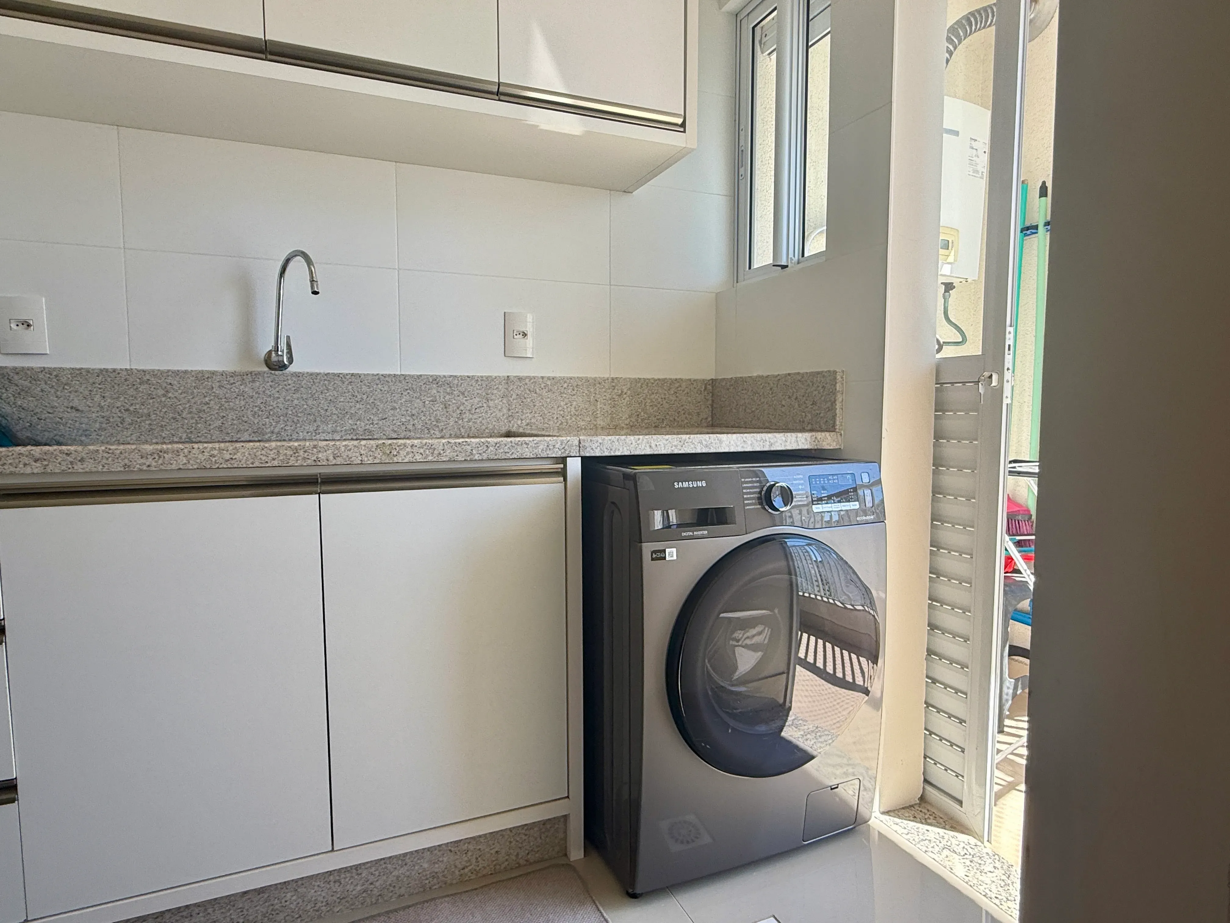 Apartamento com 3 dormitórios sendo 3 suítes e 3 vagas de garagem em Balneário Camboriú/SC