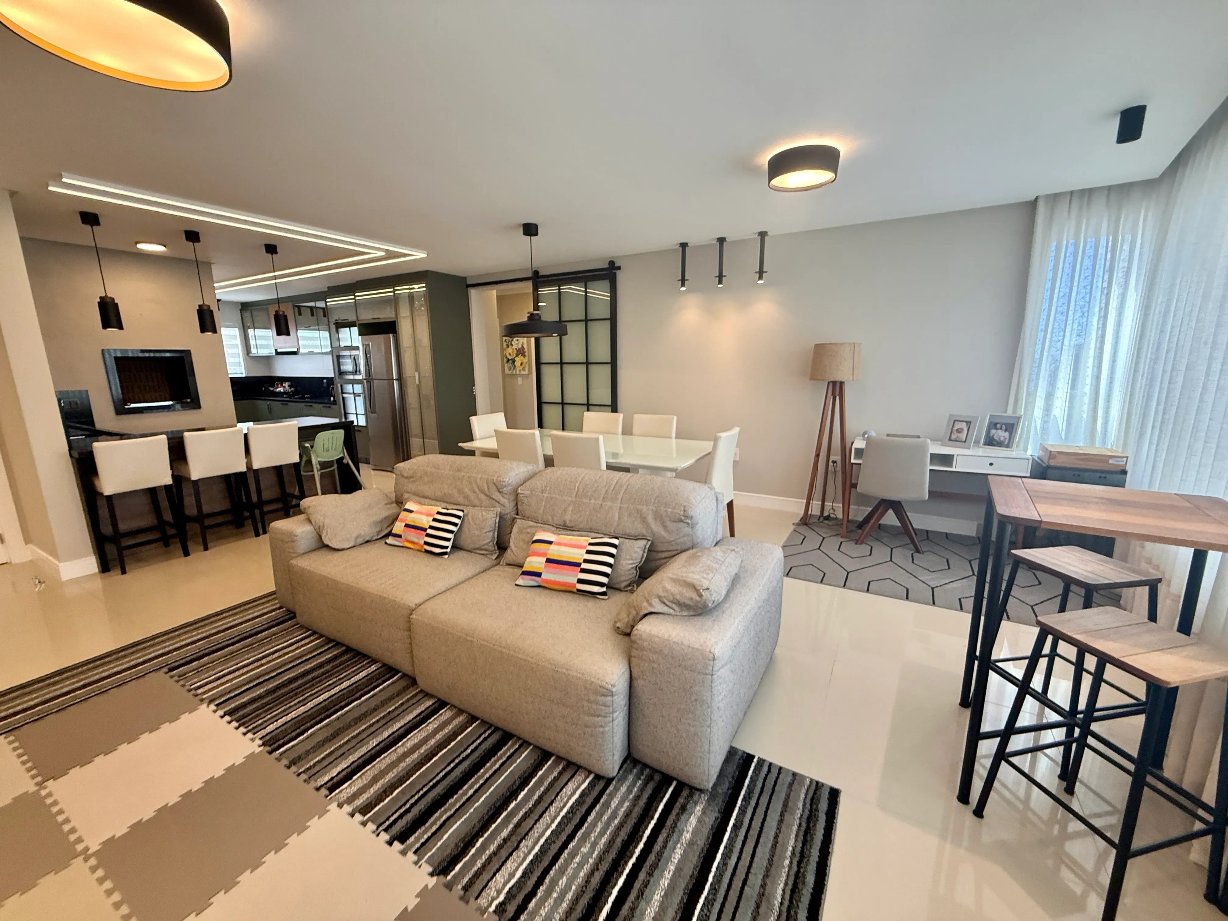 Apartamento com 3 dormitórios sendo 3 suítes e 3 vagas de garagem em Balneário Camboriú/SC