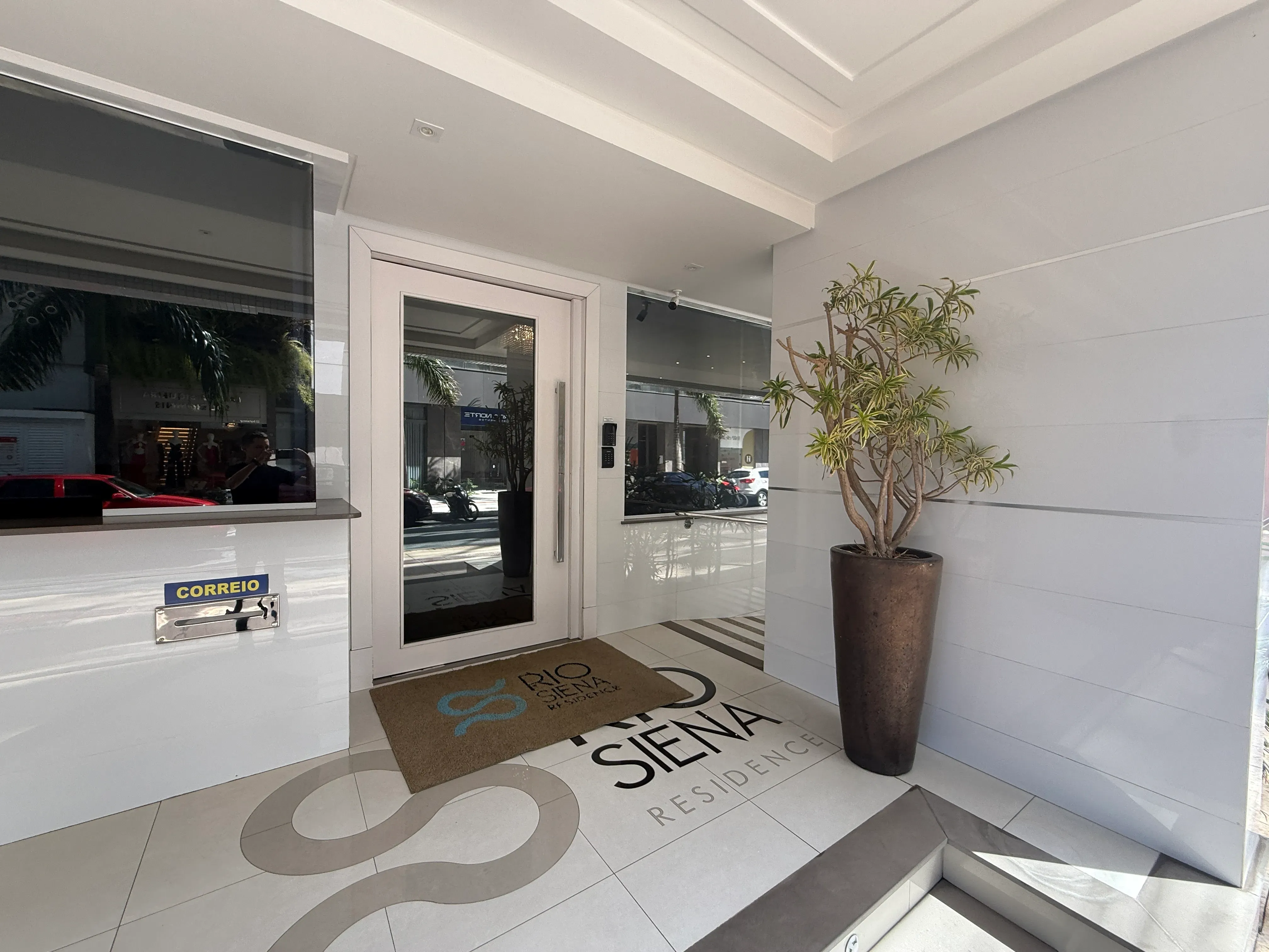 Apartamento com 3 dormitórios sendo 3 suítes e 3 vagas de garagem em Balneário Camboriú/SC