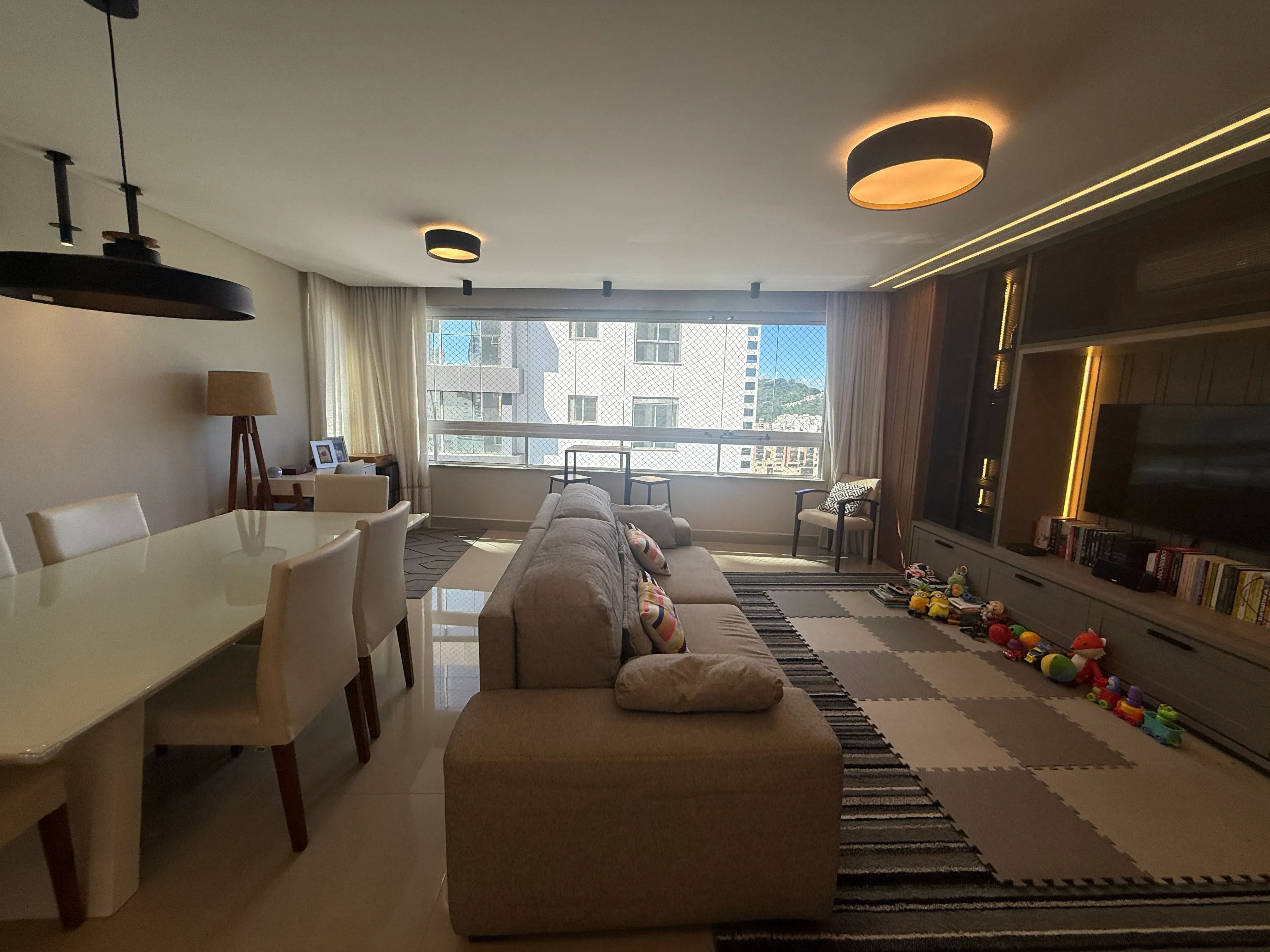 Apartamento com 3 dormitórios sendo 3 suítes e 3 vagas de garagem em Balneário Camboriú/SC