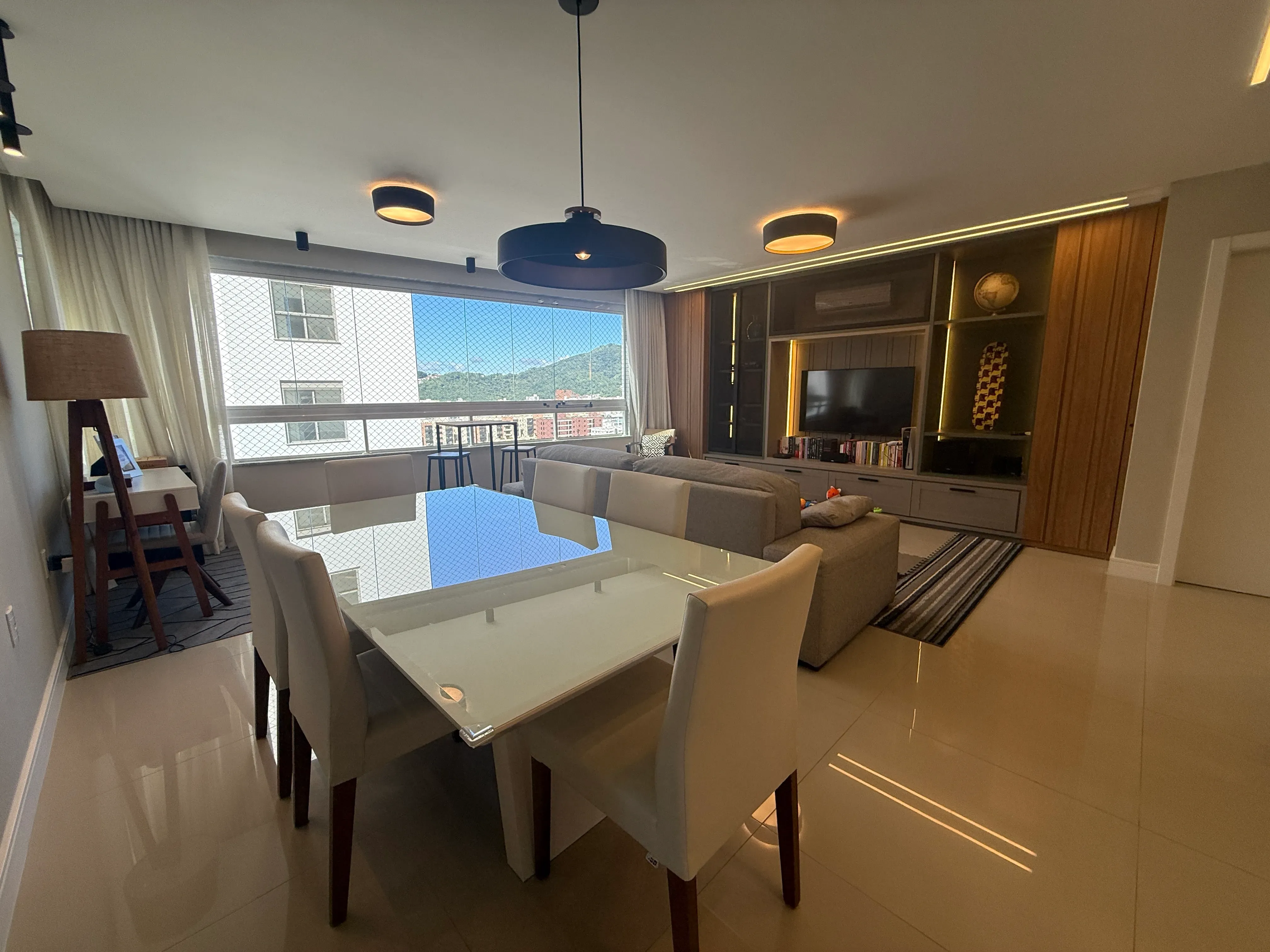 Apartamento com 3 dormitórios sendo 3 suítes e 3 vagas de garagem em Balneário Camboriú/SC