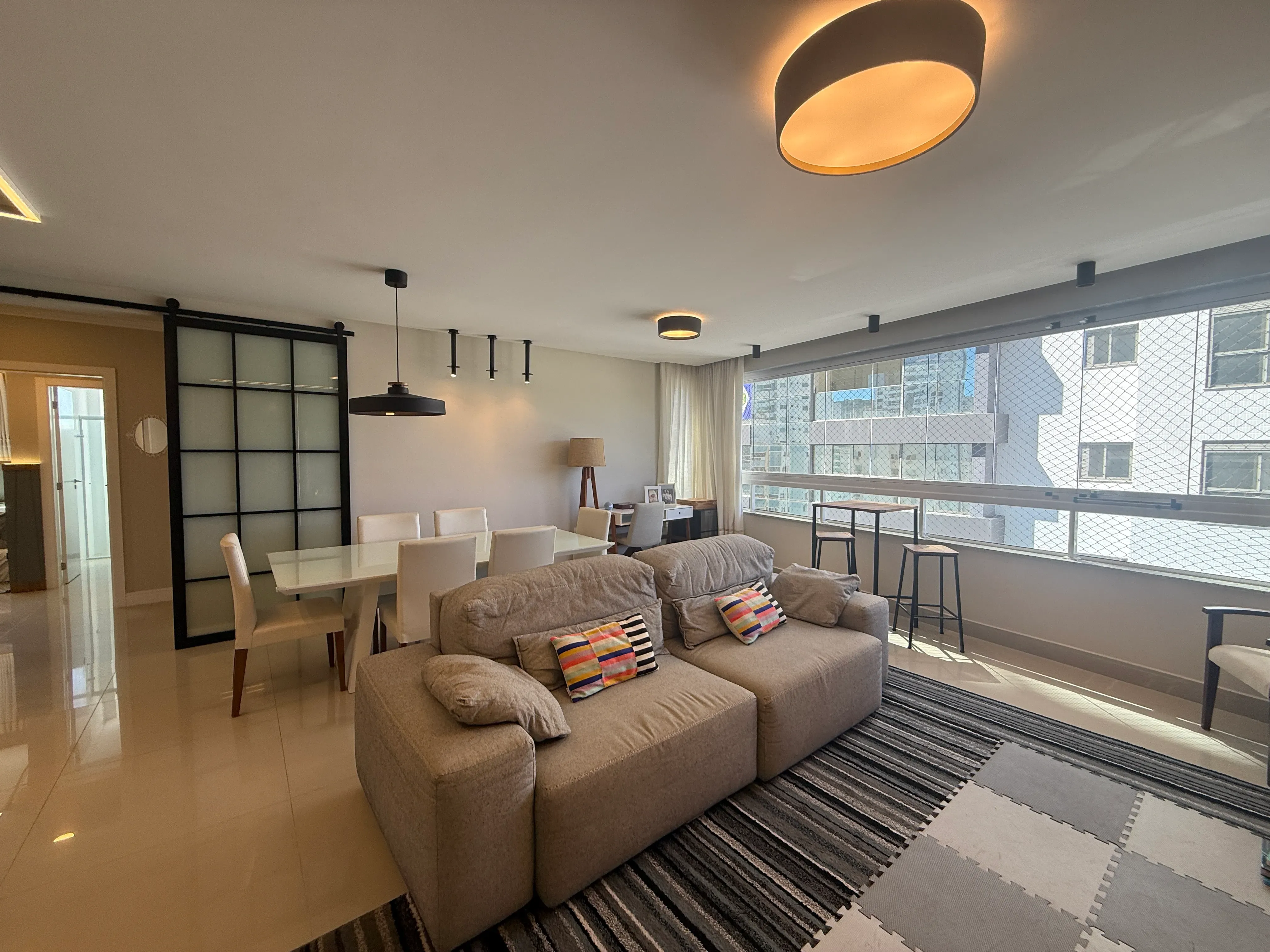 Apartamento com 3 dormitórios sendo 3 suítes e 3 vagas de garagem em Balneário Camboriú/SC