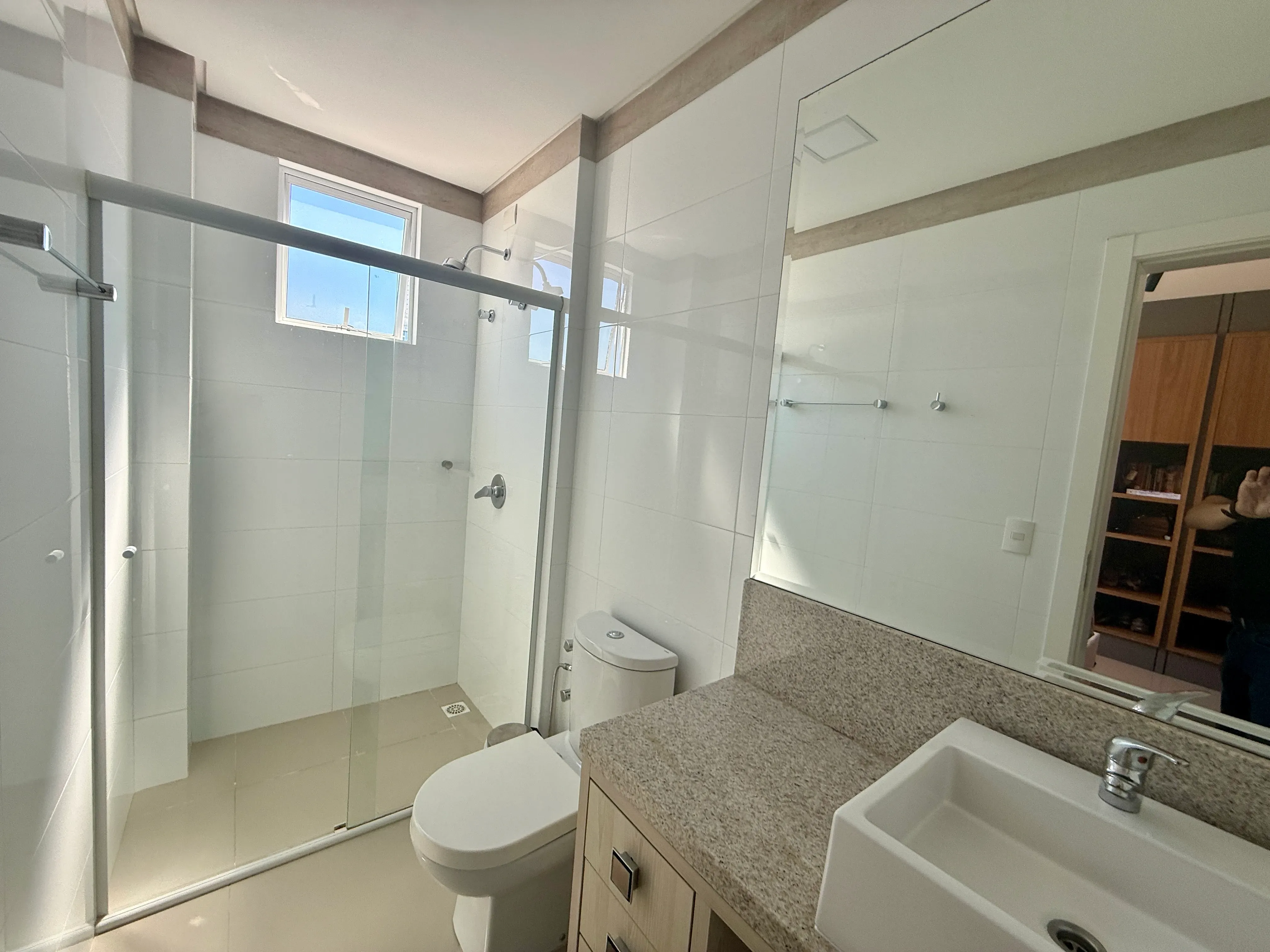 Apartamento com 3 dormitórios sendo 3 suítes e 3 vagas de garagem em Balneário Camboriú/SC