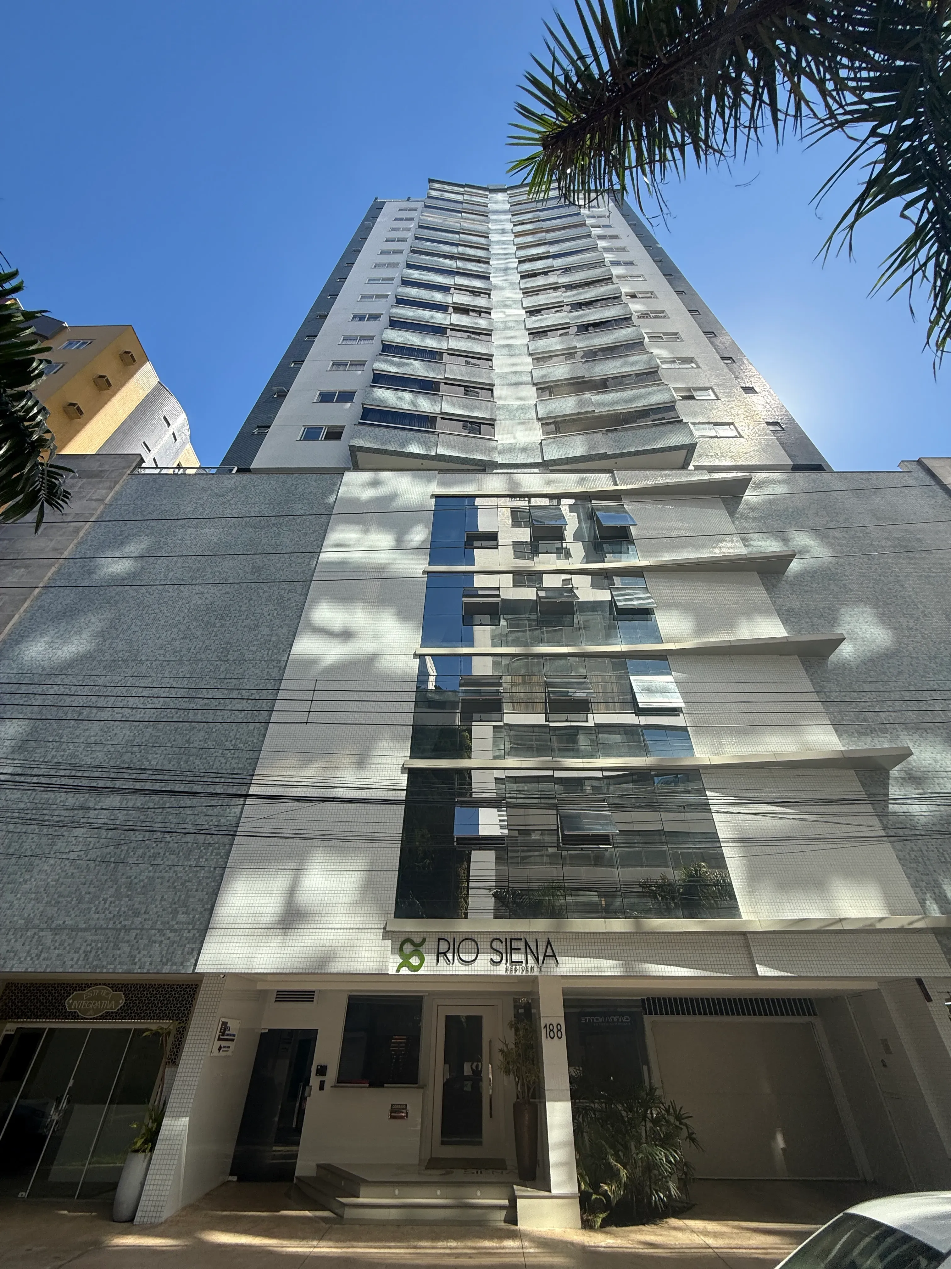 Apartamento com 3 dormitórios sendo 3 suítes e 3 vagas de garagem em Balneário Camboriú/SC