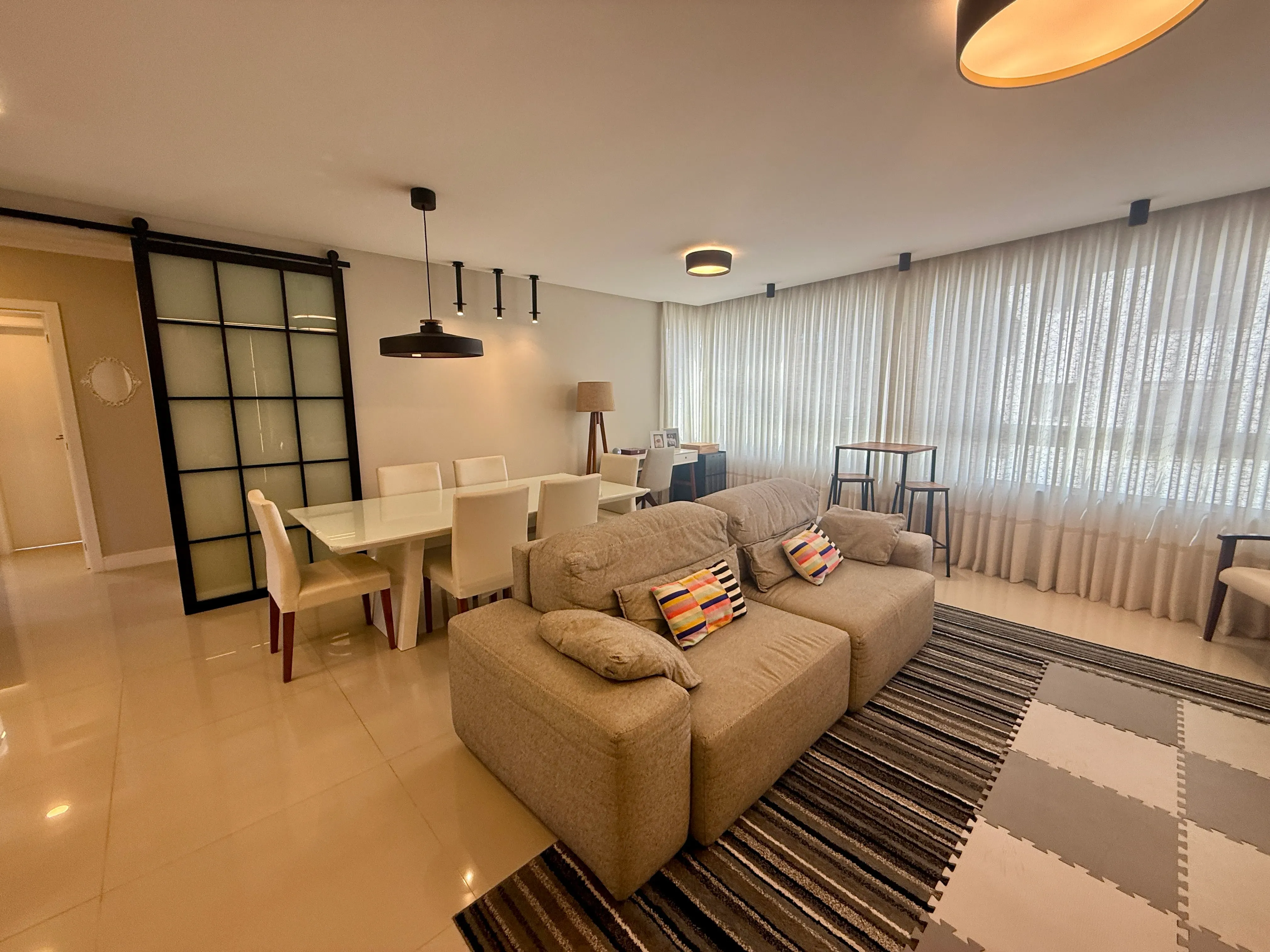 Apartamento com 3 dormitórios sendo 3 suítes e 3 vagas de garagem em Balneário Camboriú/SC