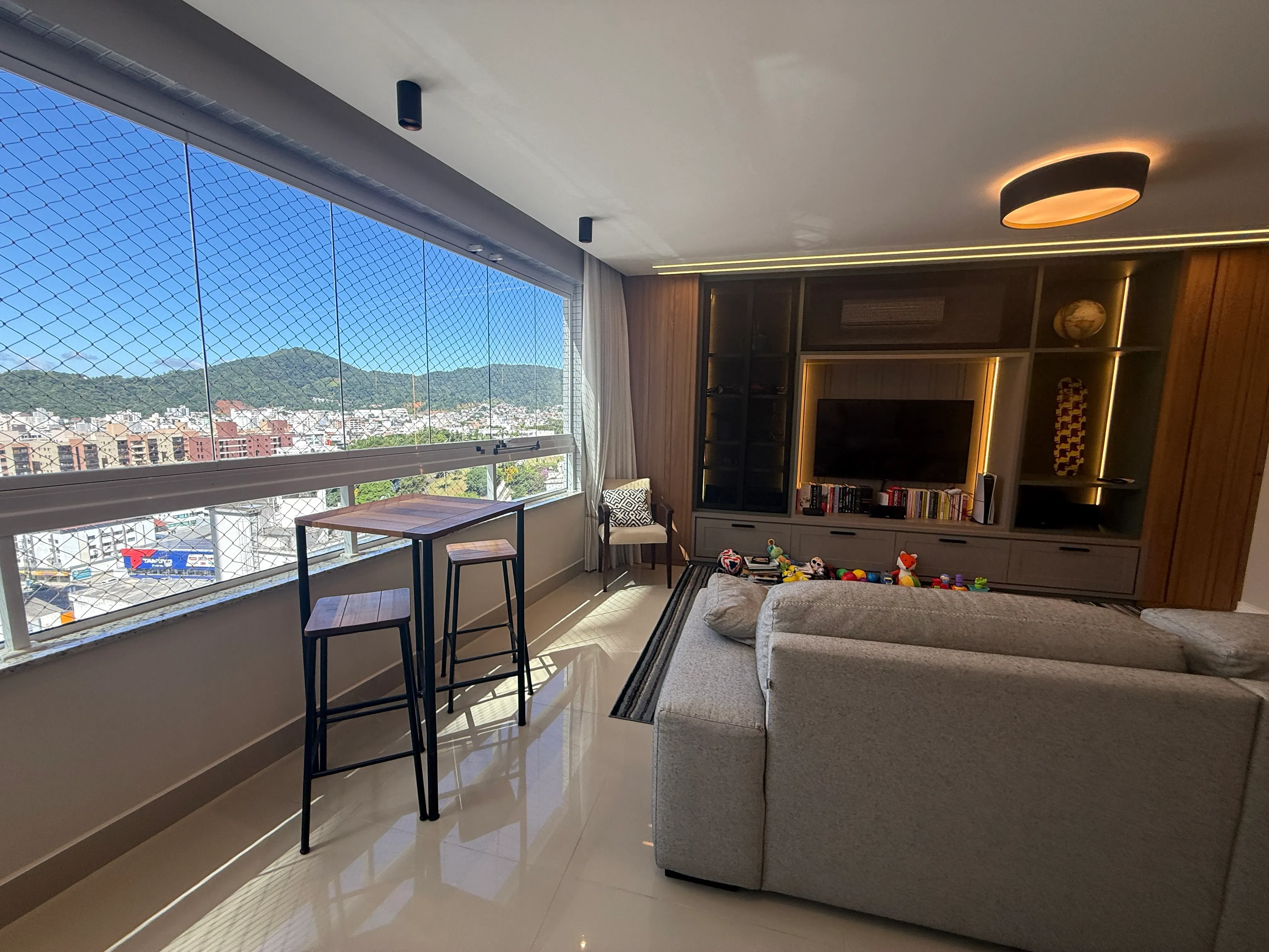 Apartamento com 3 dormitórios sendo 3 suítes e 3 vagas de garagem em Balneário Camboriú/SC