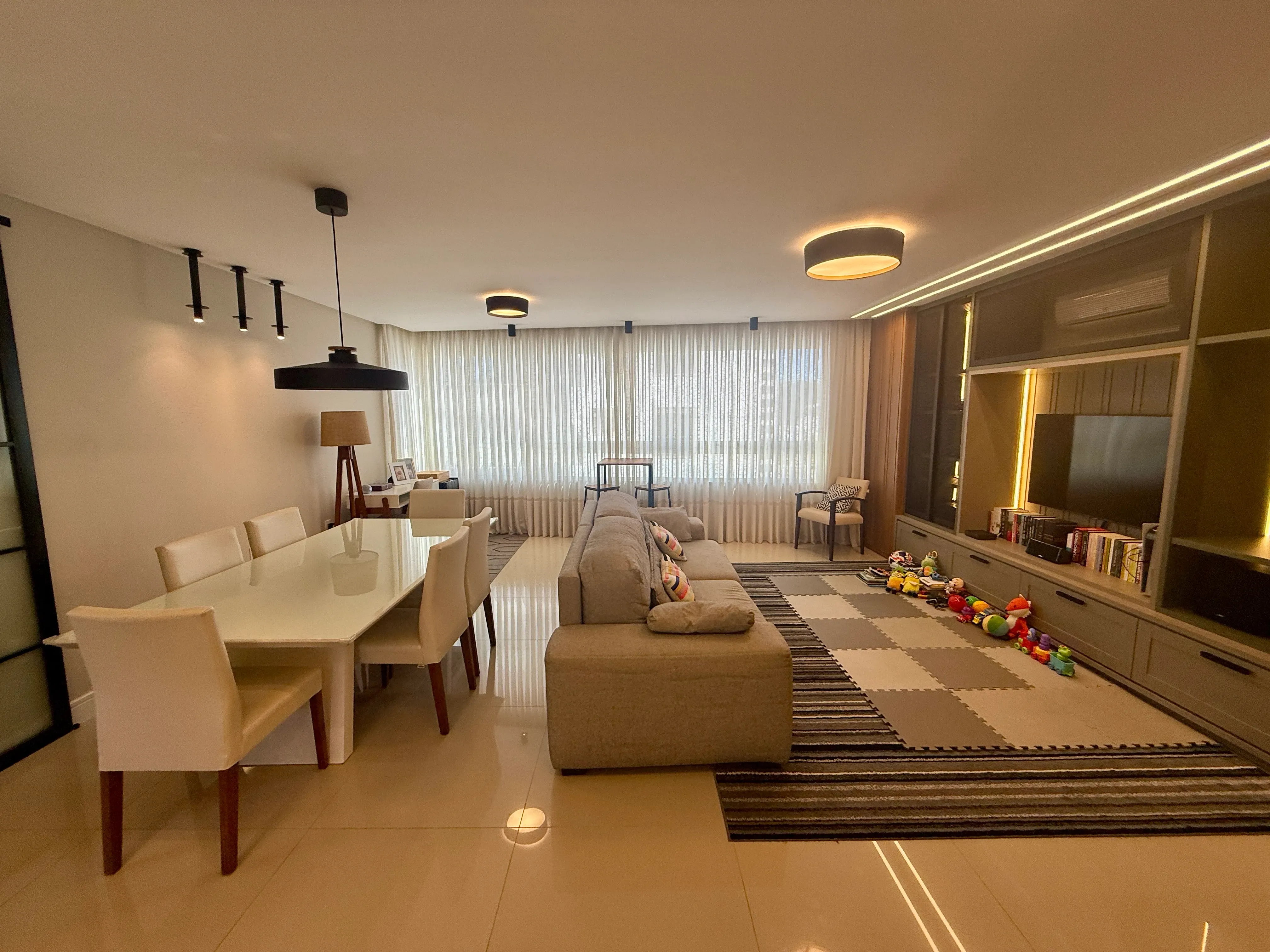 Apartamento com 3 dormitórios sendo 3 suítes e 3 vagas de garagem em Balneário Camboriú/SC