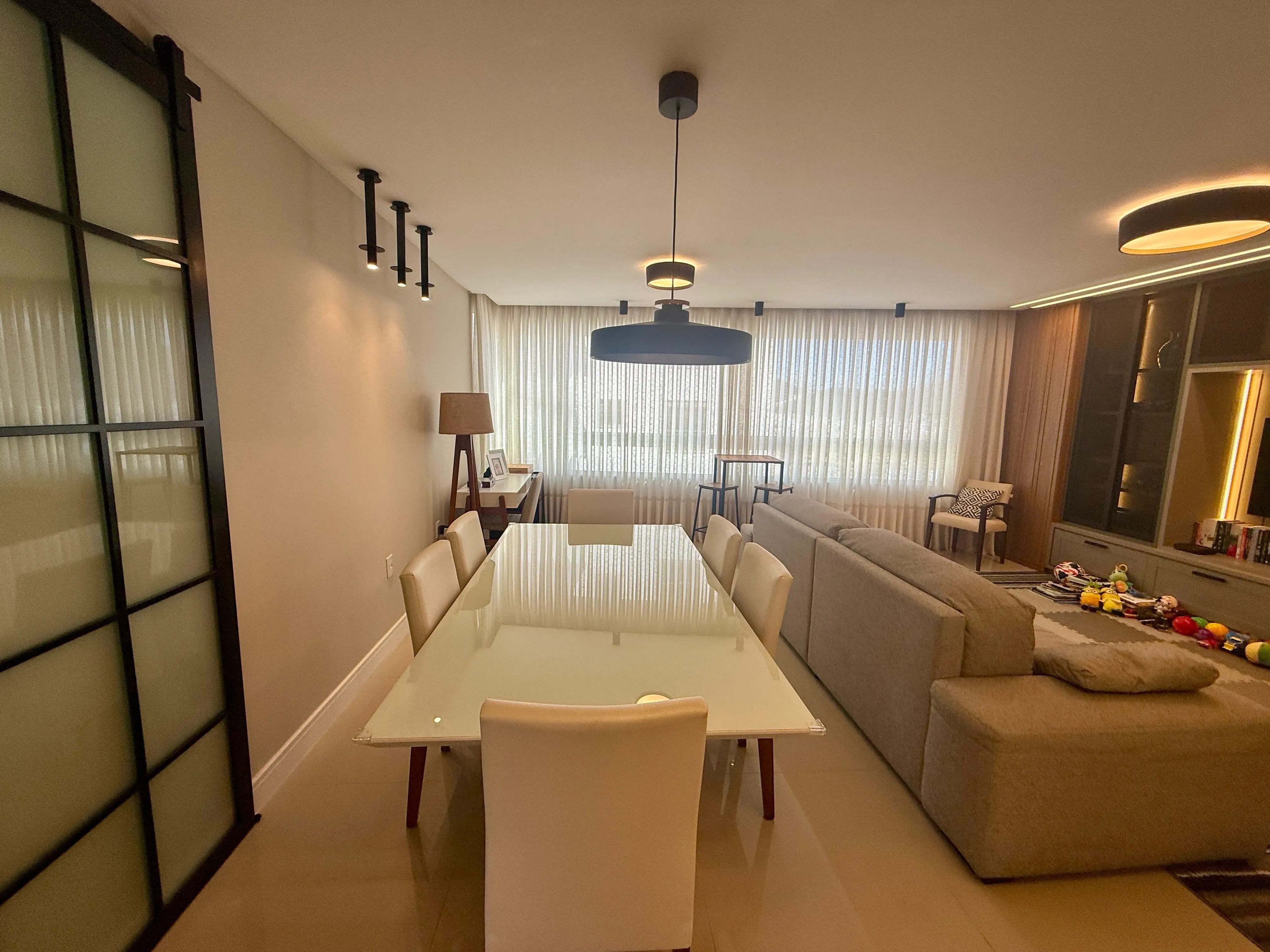 Apartamento com 3 dormitórios sendo 3 suítes e 3 vagas de garagem em Balneário Camboriú/SC