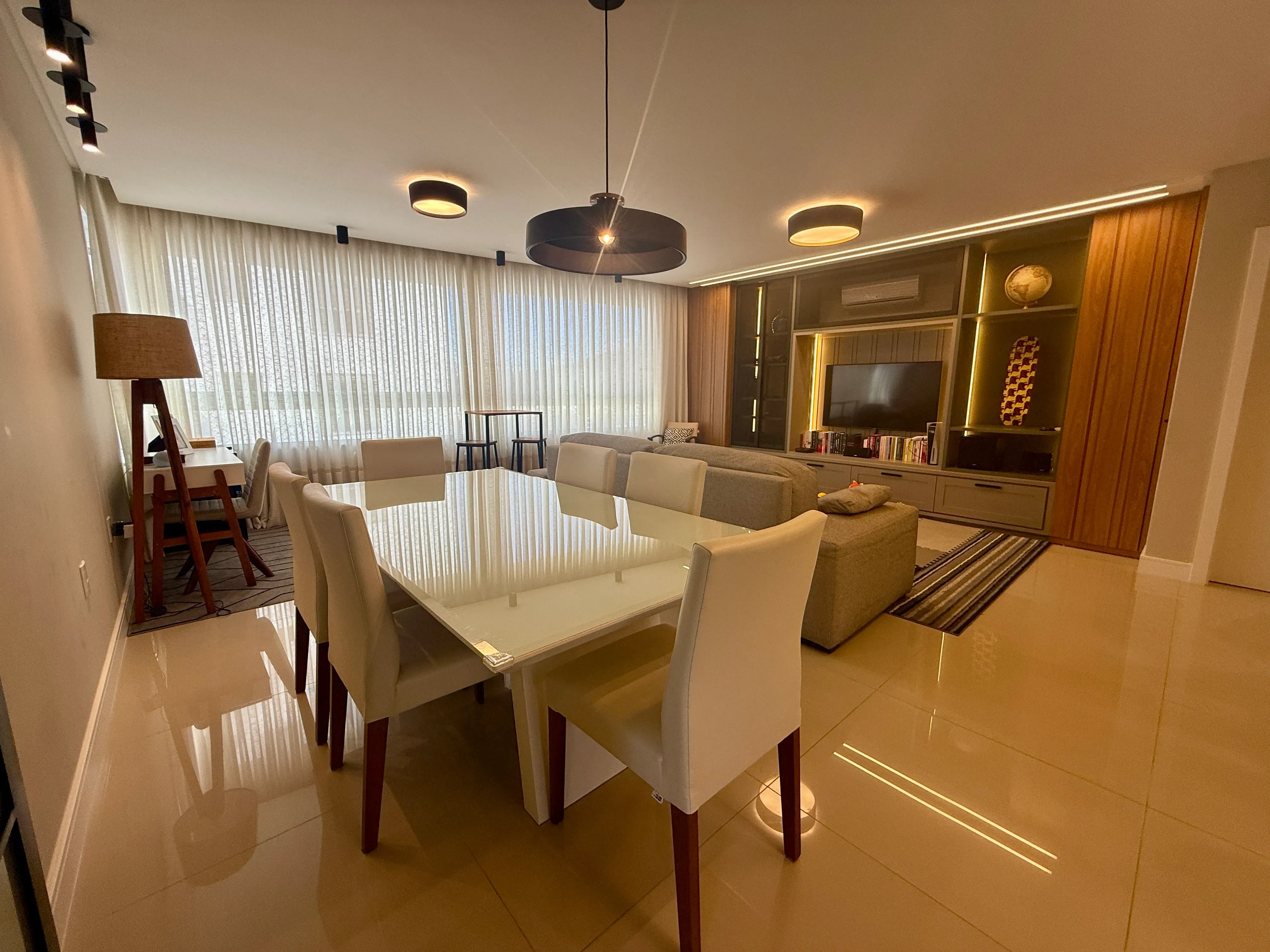 Apartamento com 3 dormitórios sendo 3 suítes e 3 vagas de garagem em Balneário Camboriú/SC