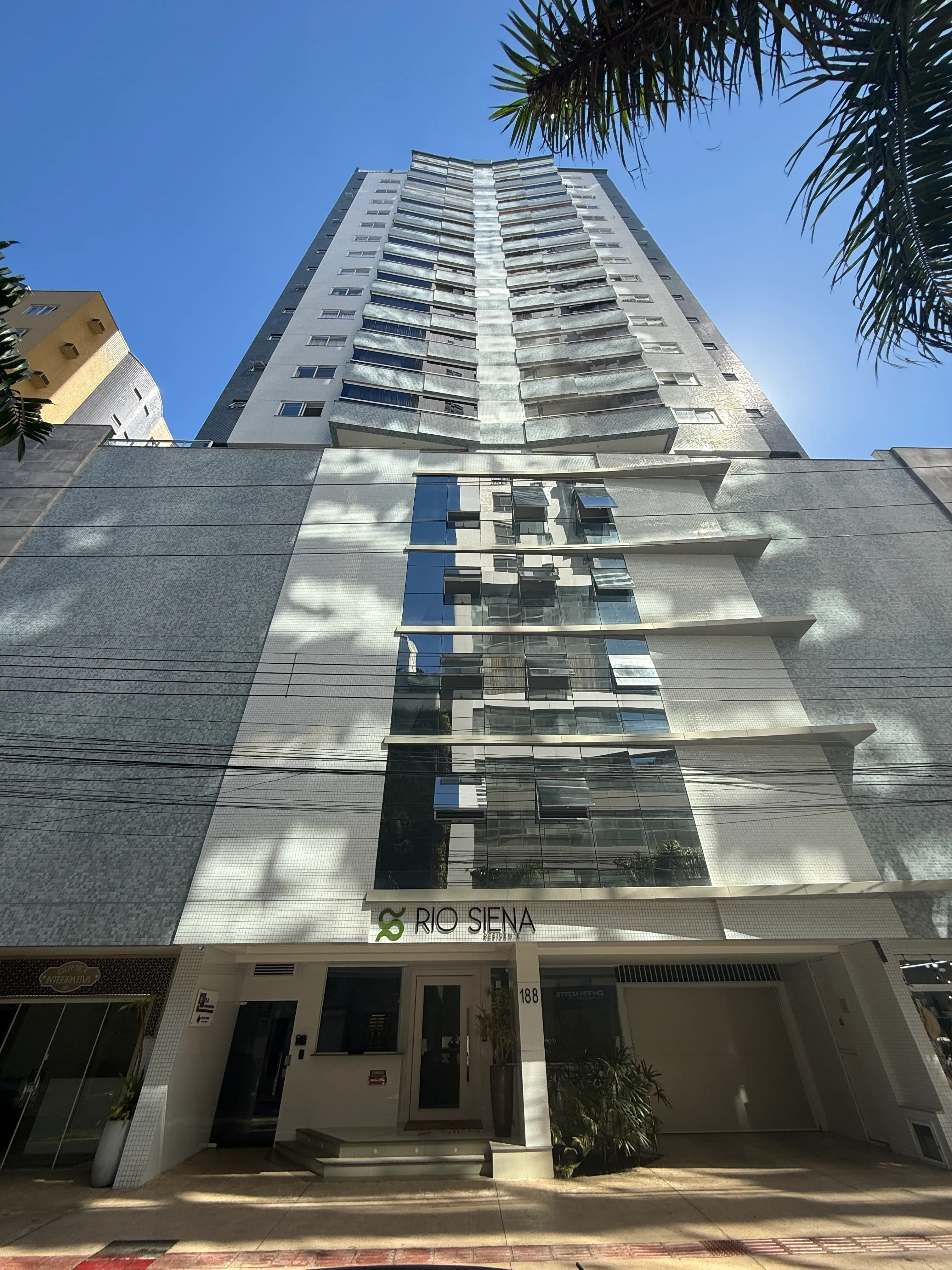 Apartamento com 3 dormitórios sendo 3 suítes e 3 vagas de garagem em Balneário Camboriú/SC