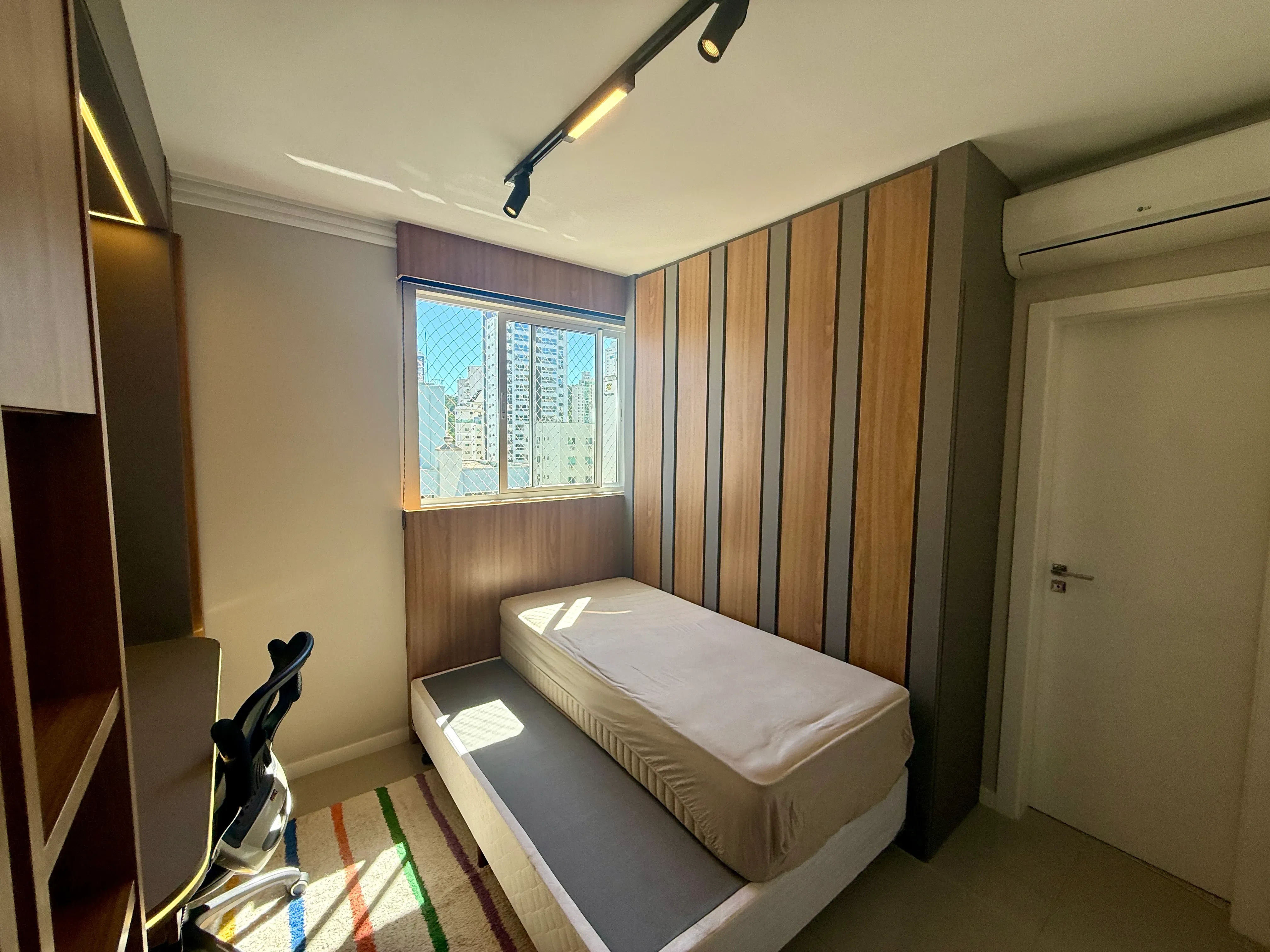 Apartamento com 3 dormitórios sendo 3 suítes e 3 vagas de garagem em Balneário Camboriú/SC