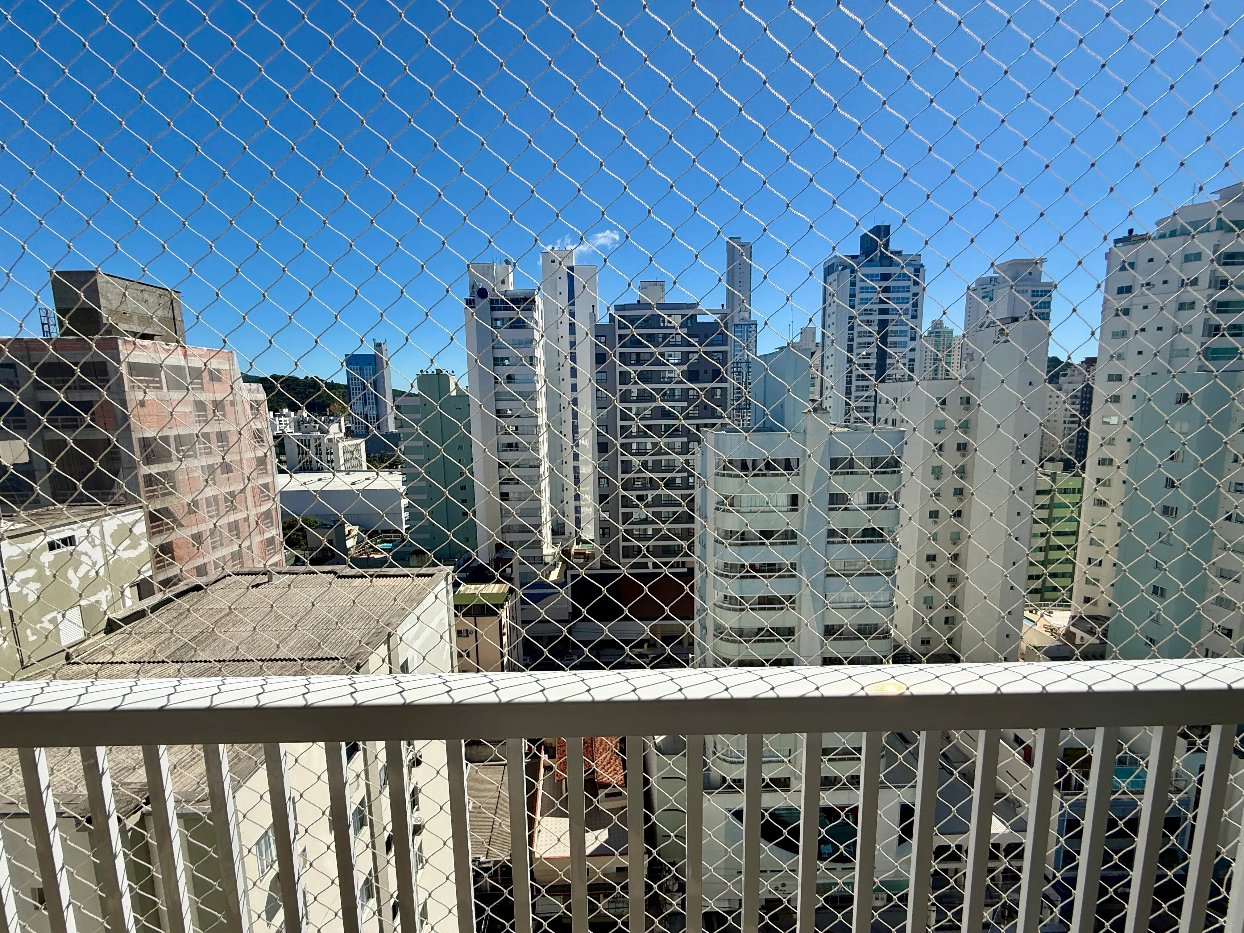 Apartamento com 3 dormitórios sendo 3 suítes e 3 vagas de garagem em Balneário Camboriú/SC