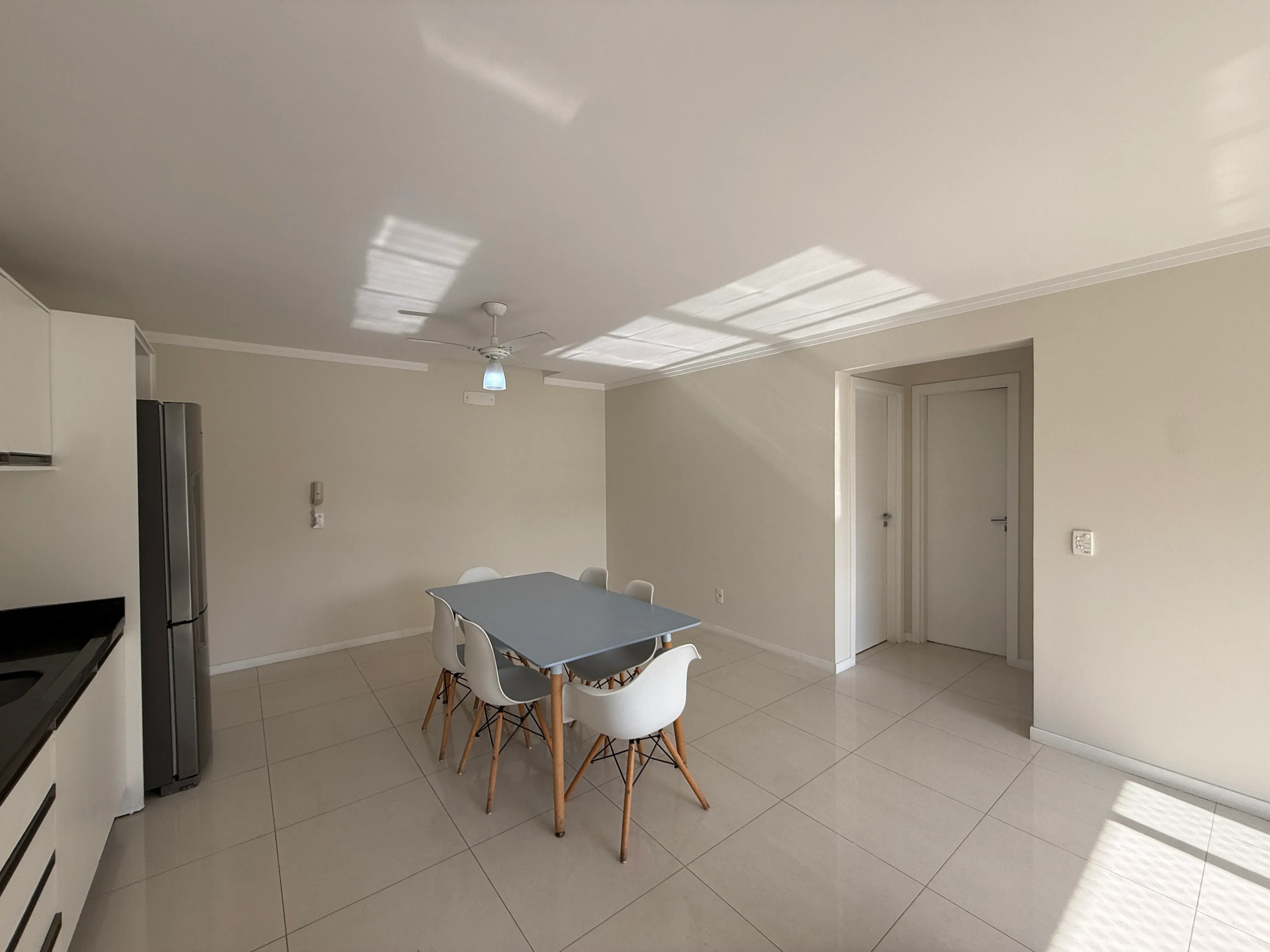 Apartamento com 2 dormitórios sendo 1 suíte e 1 vaga de garagem em Balneário Camboriú/SC