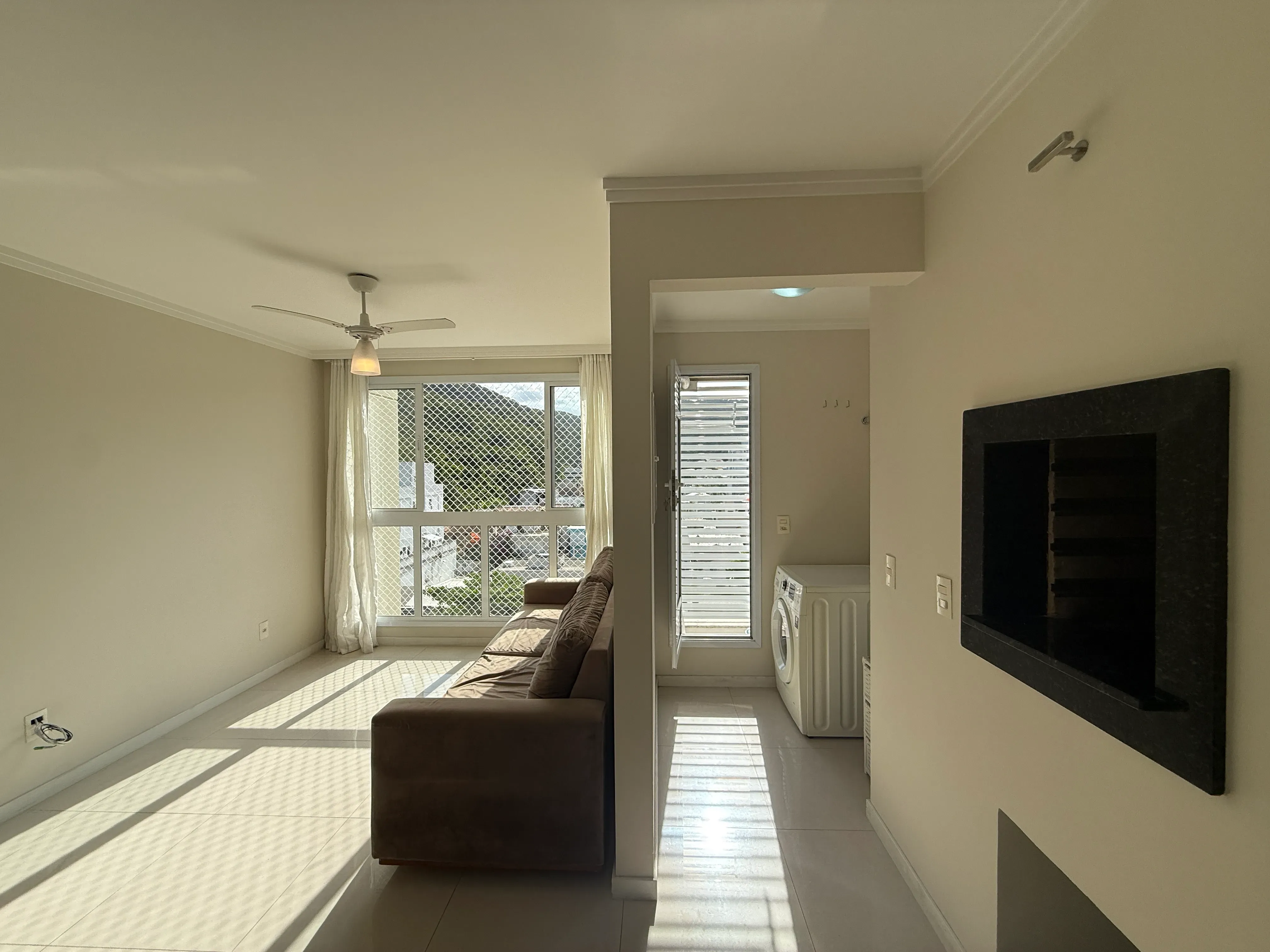 Apartamento com 2 dormitórios sendo 1 suíte e 1 vaga de garagem em Balneário Camboriú/SC