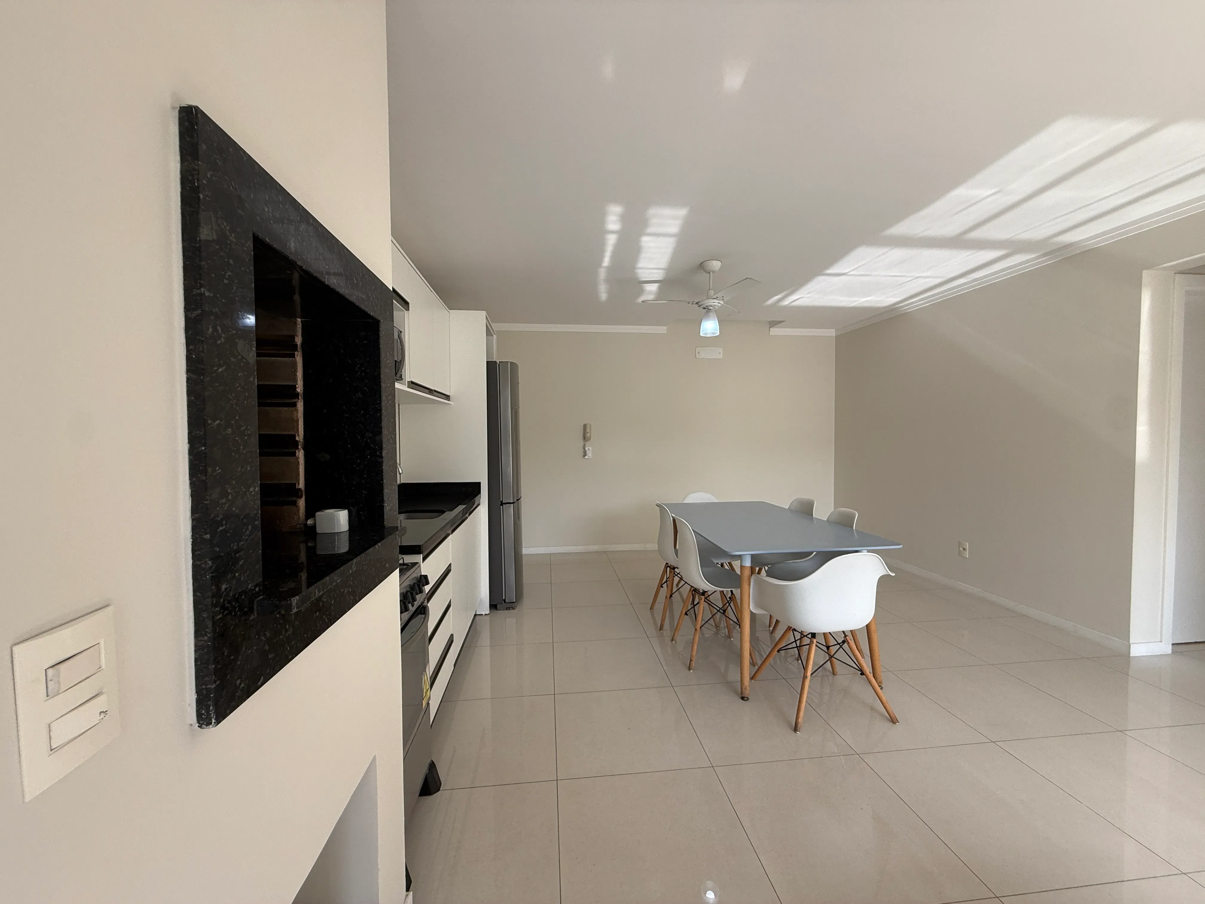 Apartamento com 2 dormitórios sendo 1 suíte e 1 vaga de garagem em Balneário Camboriú/SC