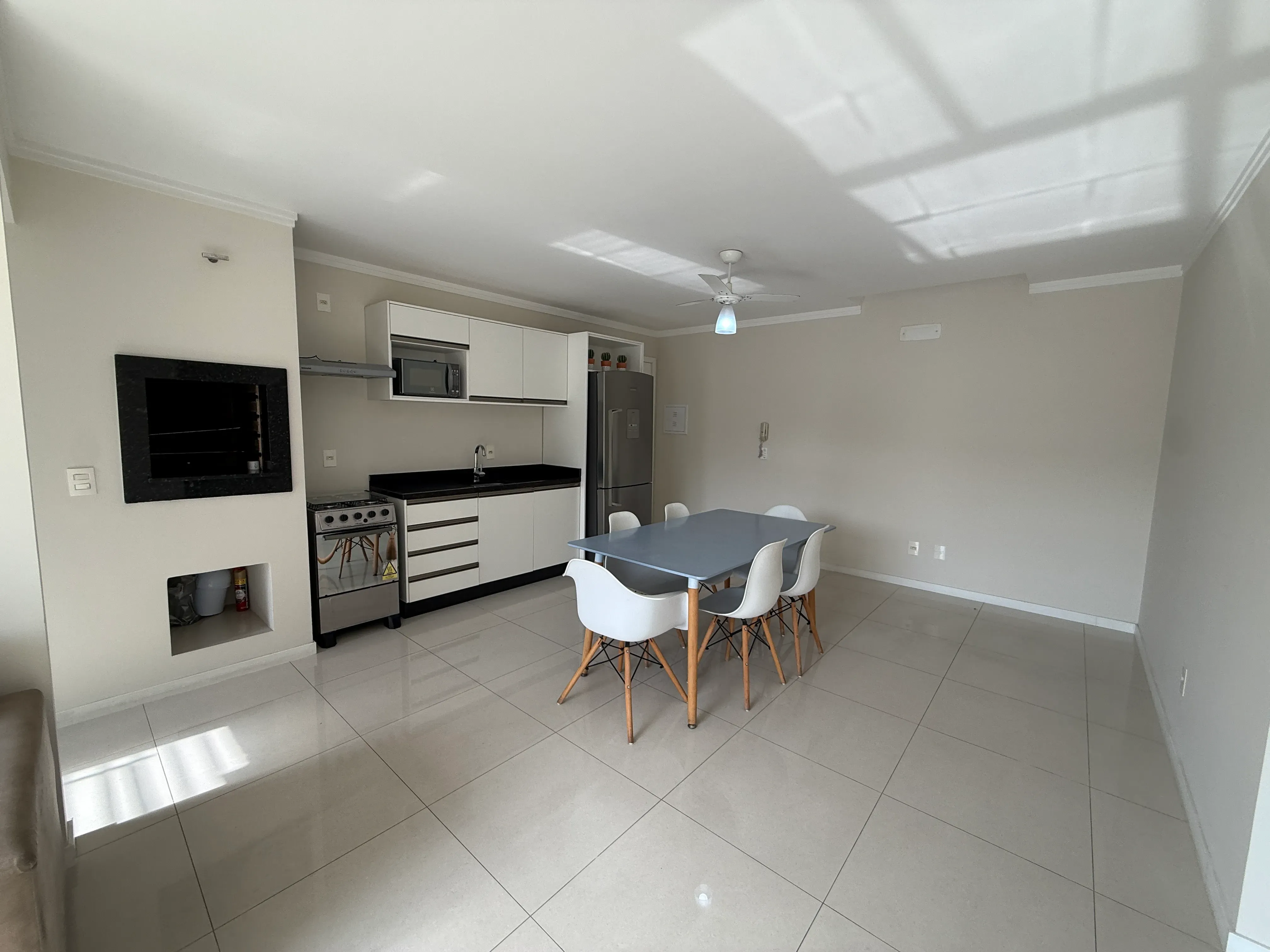 Apartamento com 2 dormitórios sendo 1 suíte e 1 vaga de garagem em Balneário Camboriú/SC