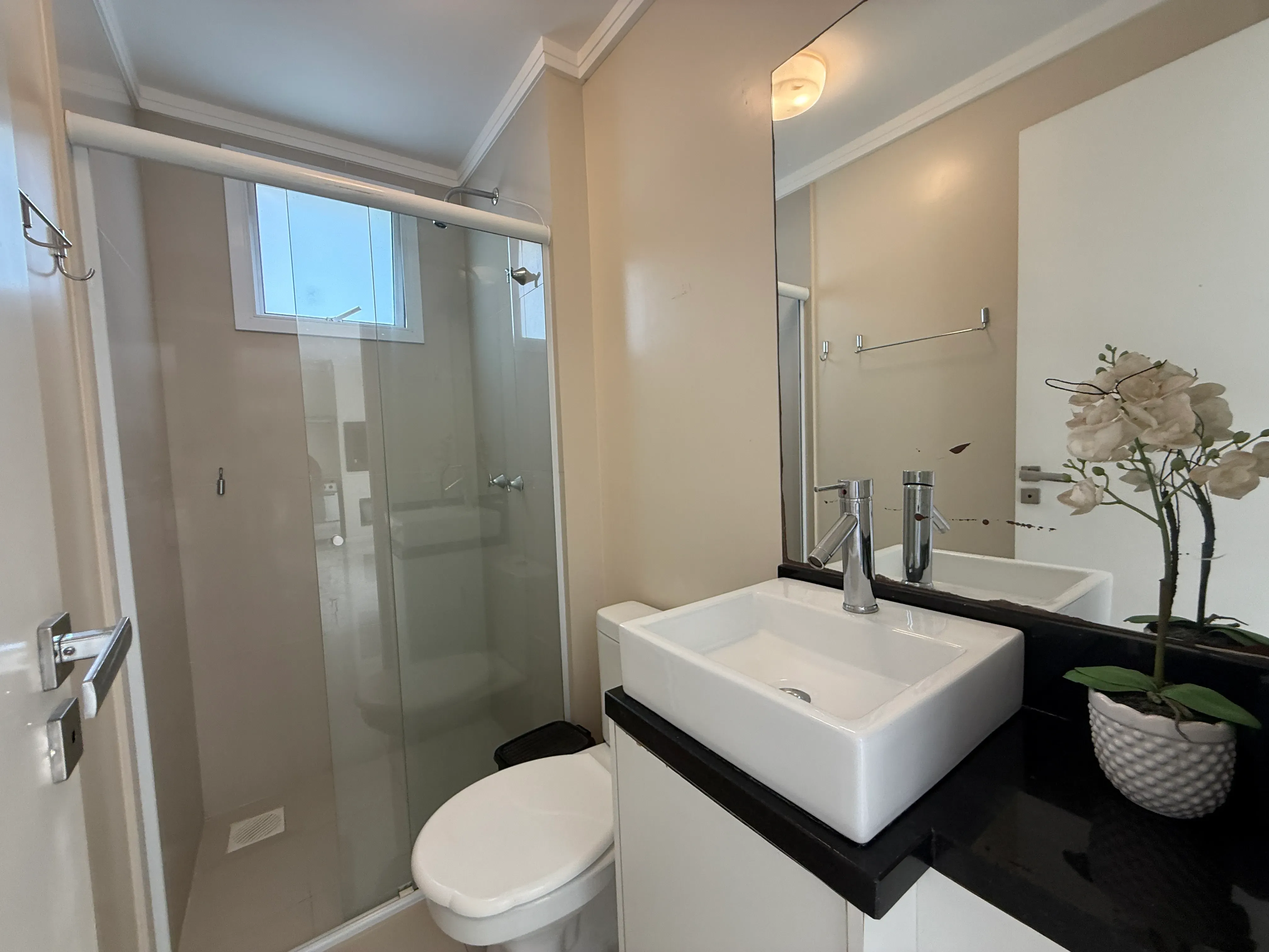 Apartamento com 2 dormitórios sendo 1 suíte e 1 vaga de garagem em Balneário Camboriú/SC