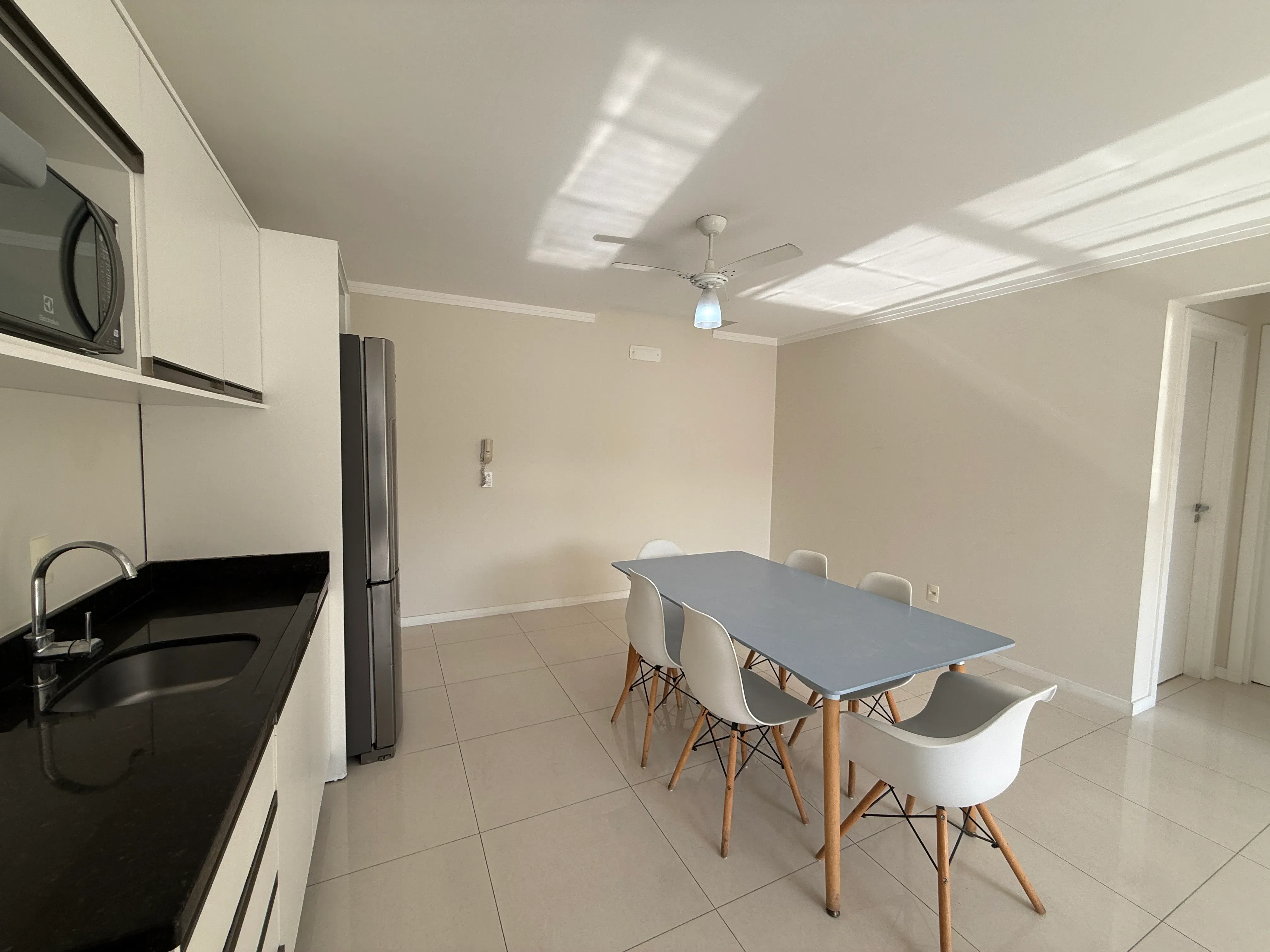 Apartamento com 2 dormitórios sendo 1 suíte e 1 vaga de garagem em Balneário Camboriú/SC